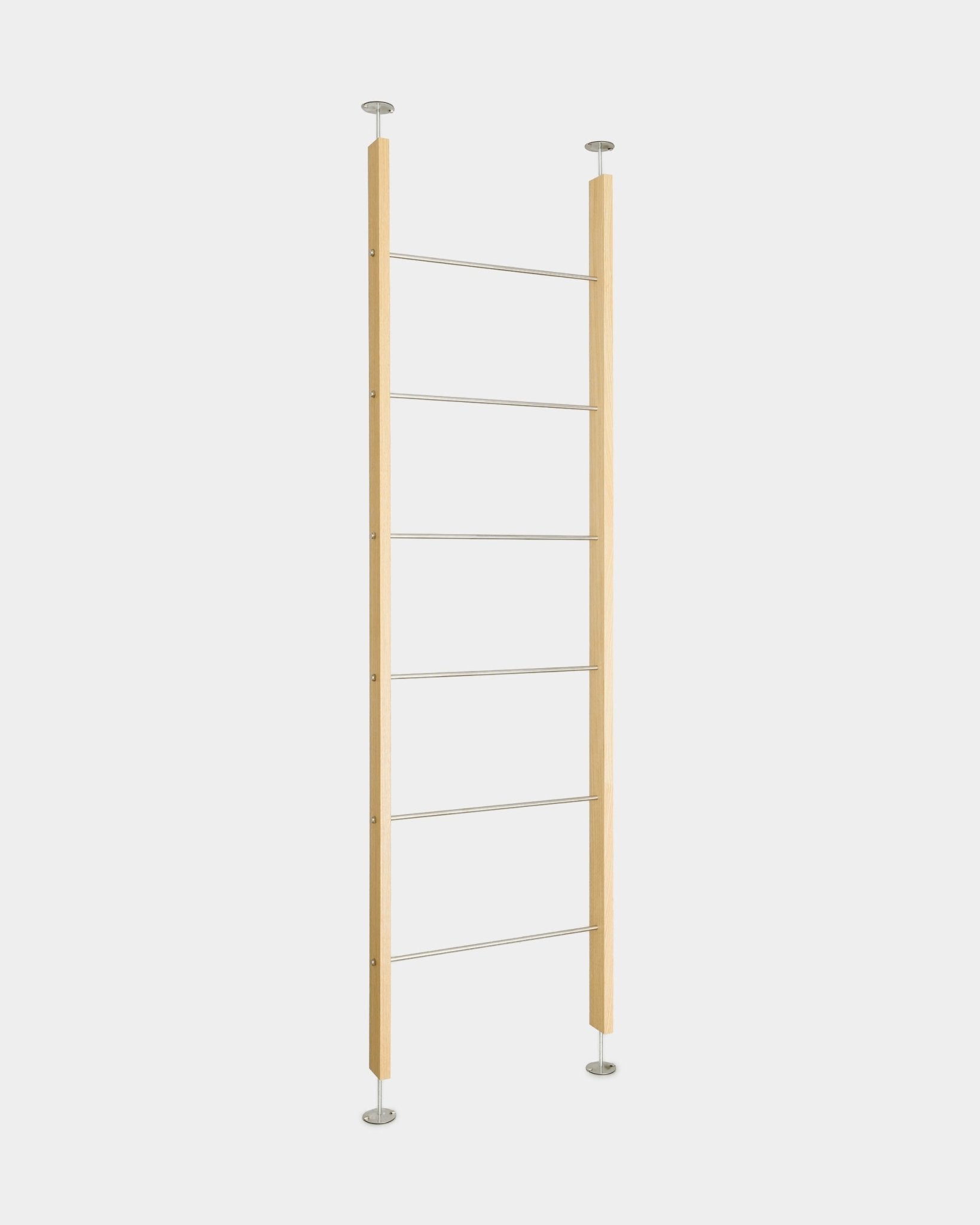 Separador de ambientes WoodUpp Embrace BM2 (236-252 cm), una estructura minimalista nórdica de madera del suelo al techo con seis peldaños metálicos y soportes redondos.