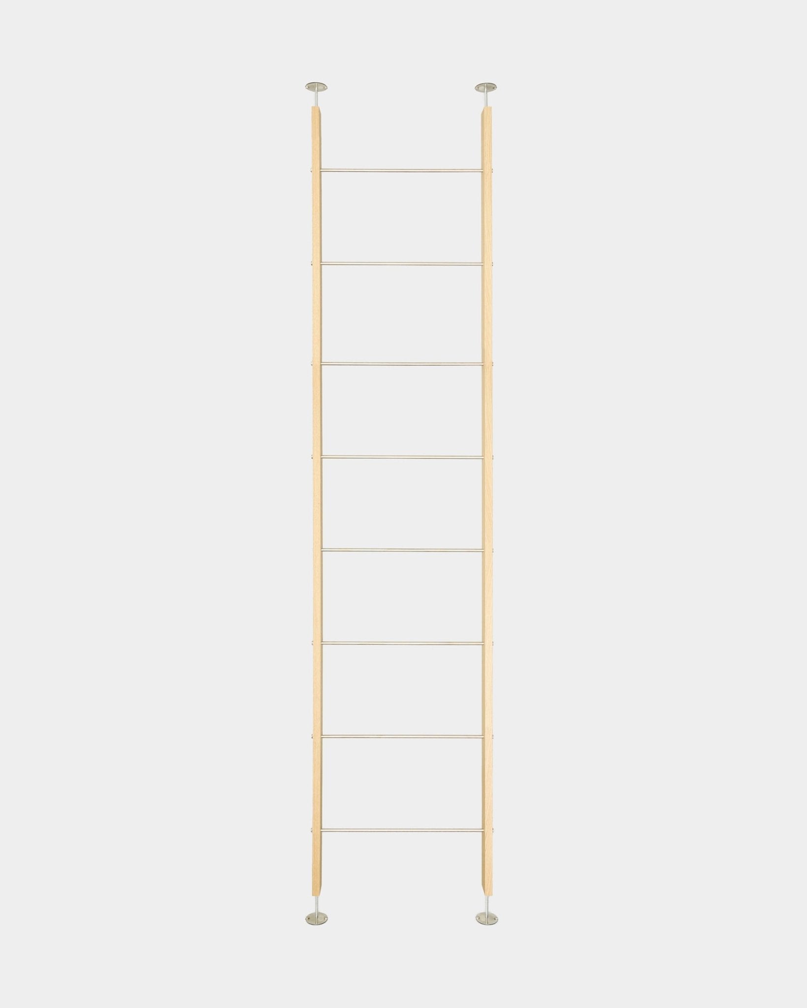 Embrace Separador de ambientes BM2 de WoodUpp, un separador de ambientes acústico nórdico de suelo a techo (286-302 cm), colocado en vertical sobre un fondo blanco liso.
