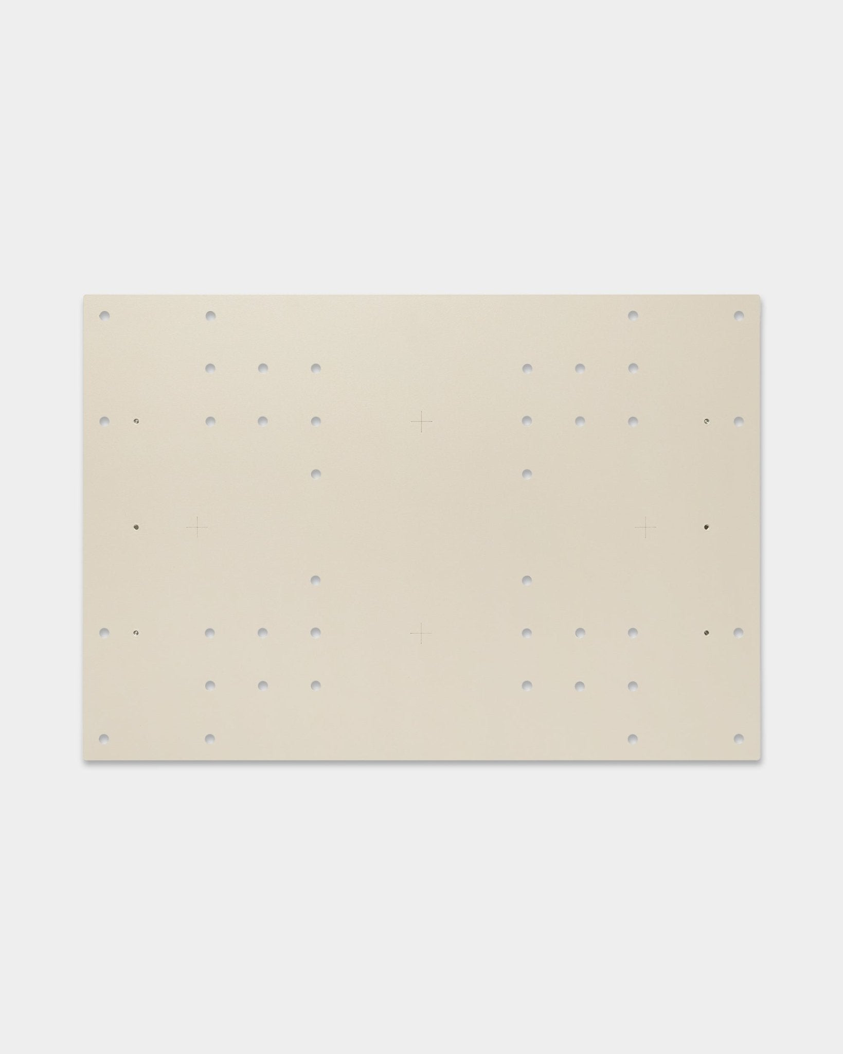El Nell | TV-Mount / BM1 de WoodUpp es una placa beige de 64x44 cm para paneles acústicos, con orificios de rejilla y marcas en cruz para opciones de montaje flexibles.