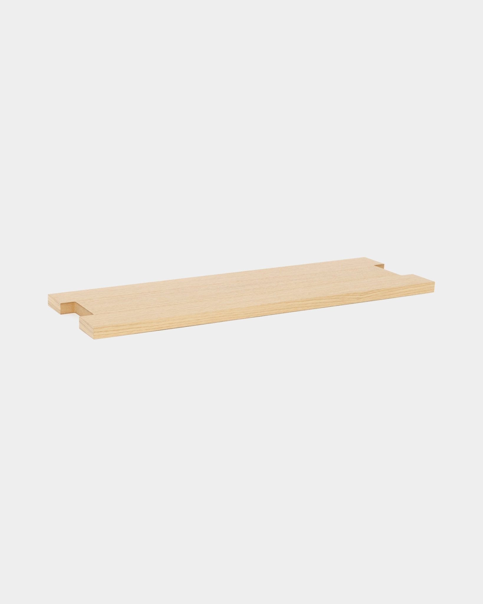 El Lova | Wood Estantería/ BM2 de WoodUpp, en chapa de roble (65,8x20 cm), con esquinas entalladas y diseño nórdico minimalista, sobre fondo blanco.