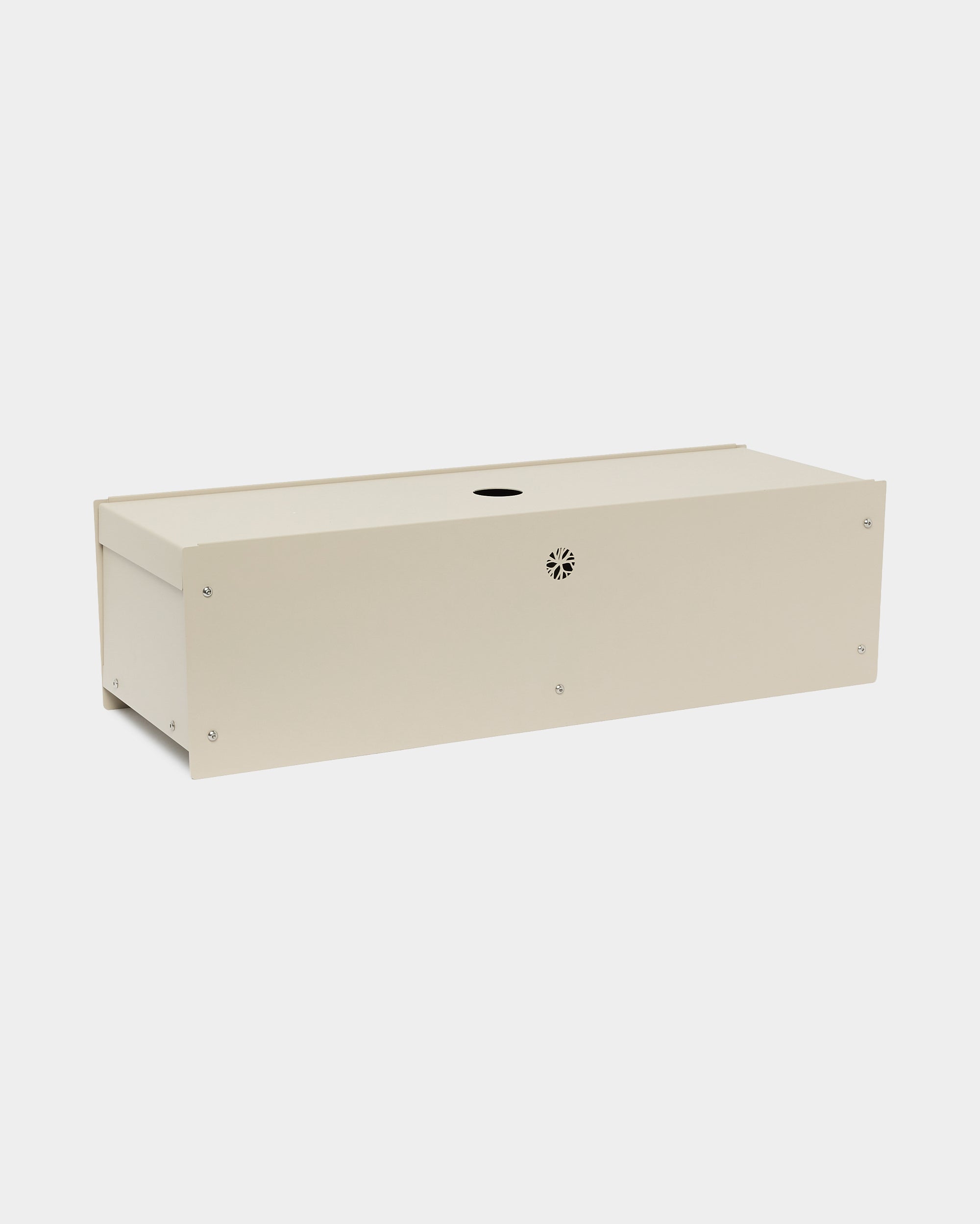 The Nell | Metal Box / BM2 de WoodUpp, una caja rectangular de steel con recubrimiento en polvo en beige, con abertura circular y ventilación, accesorio para Akupanel, sobre fondo blanco.