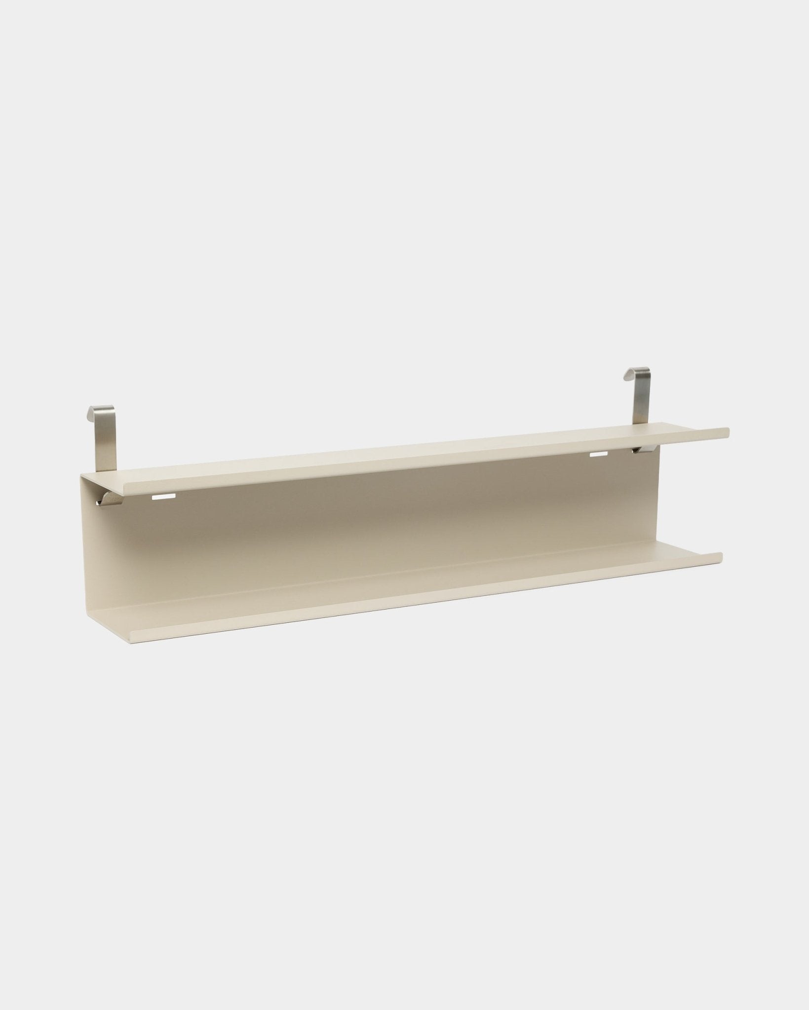 WoodUpp Double Metal EstanteríaBM1 en beige, 63,5 cm, con acabado de pintura en polvo steel, dos soportes y diseño abierto en la base para un almacenamiento adaptable en paneles acústicos.