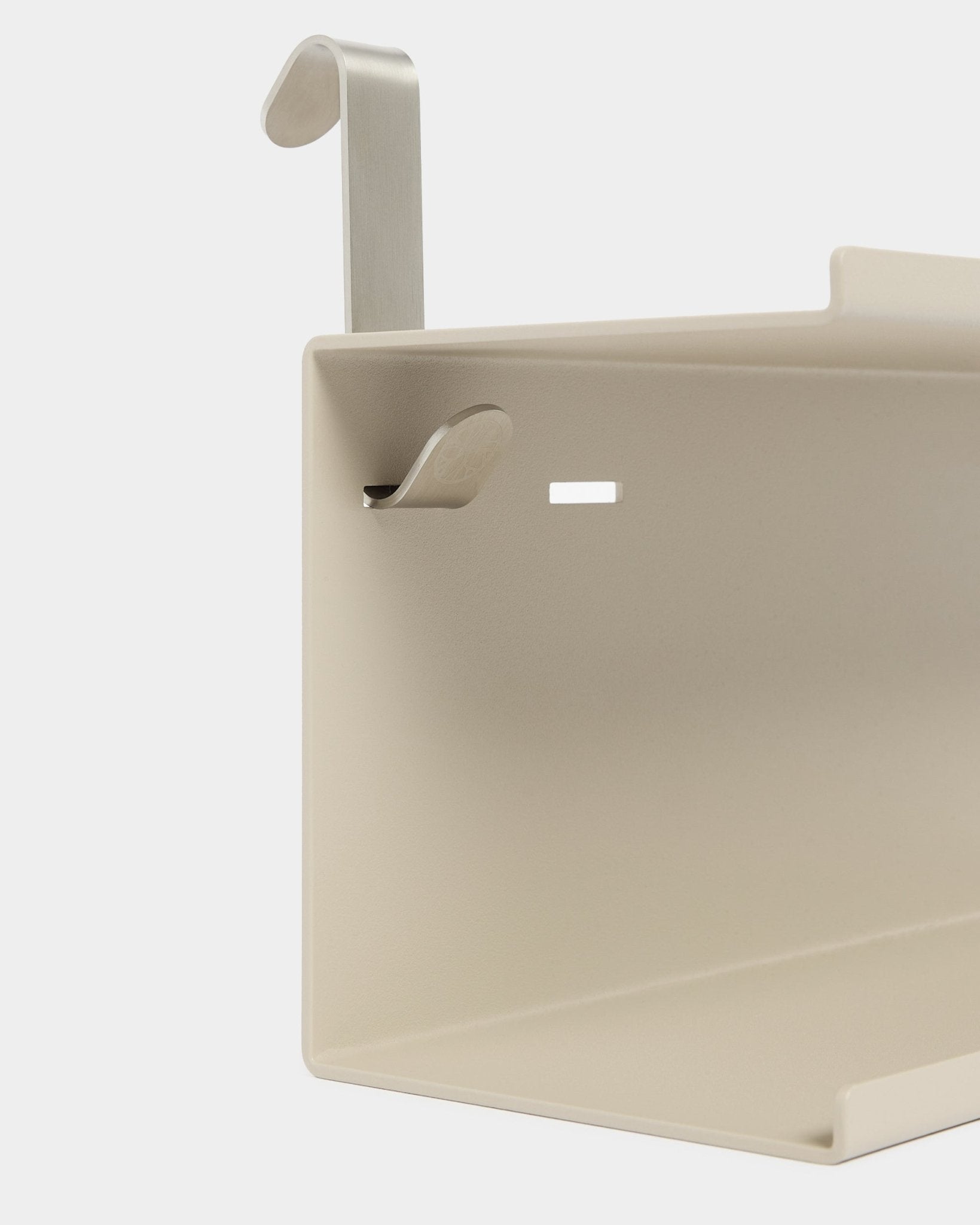 Primer plano de WoodUpp Nell Double Metal EstanteríaBM1 en beige (63,5 cm), con dos ganchos plateados, presentado sobre un fondo blanco.