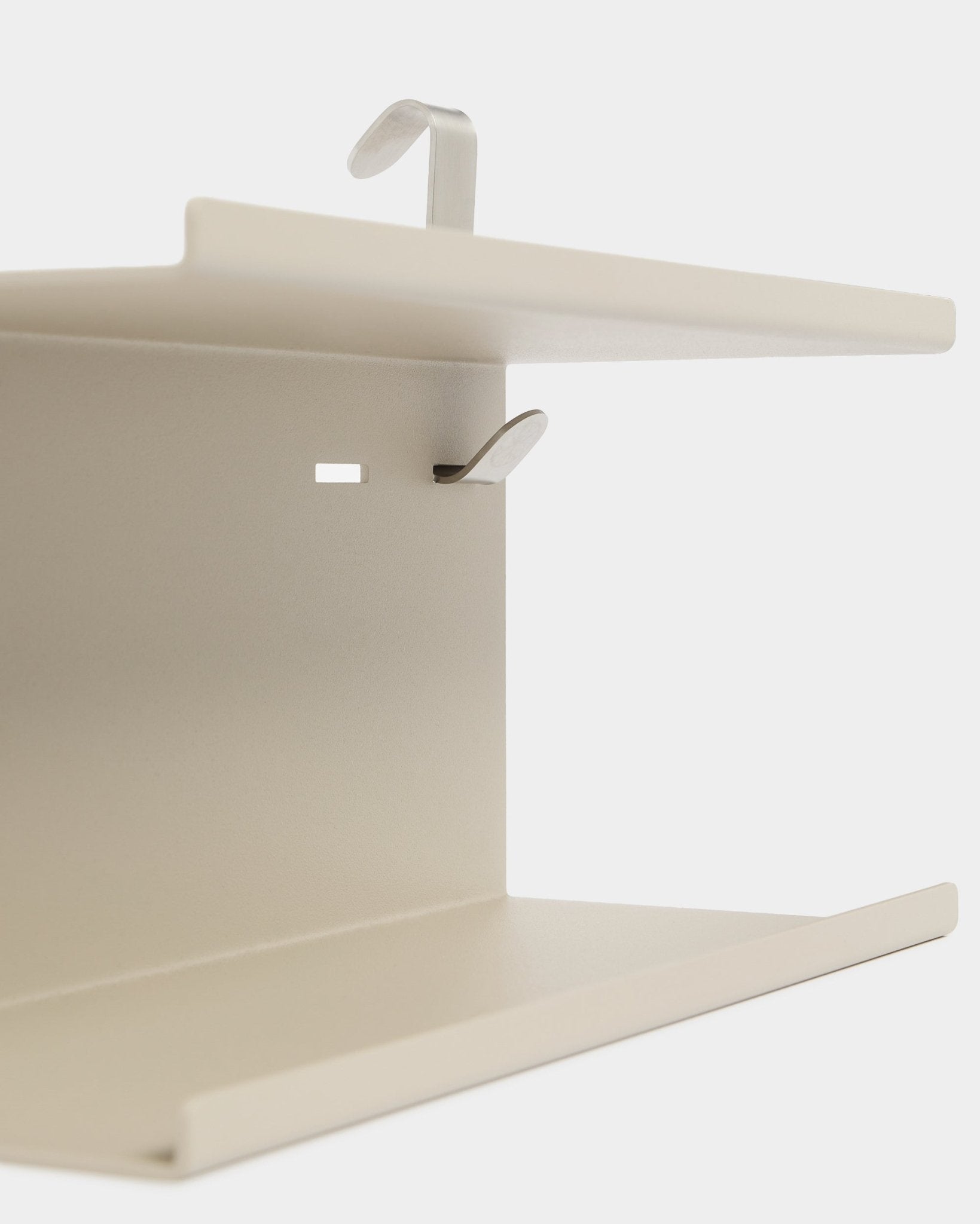 WoodUpp Create Double Metal EstanteríaBM1 en beige, 31.7 cm, con dos ganchos plateados y diseño de doble nivel, presentado sobre fondo blanco.