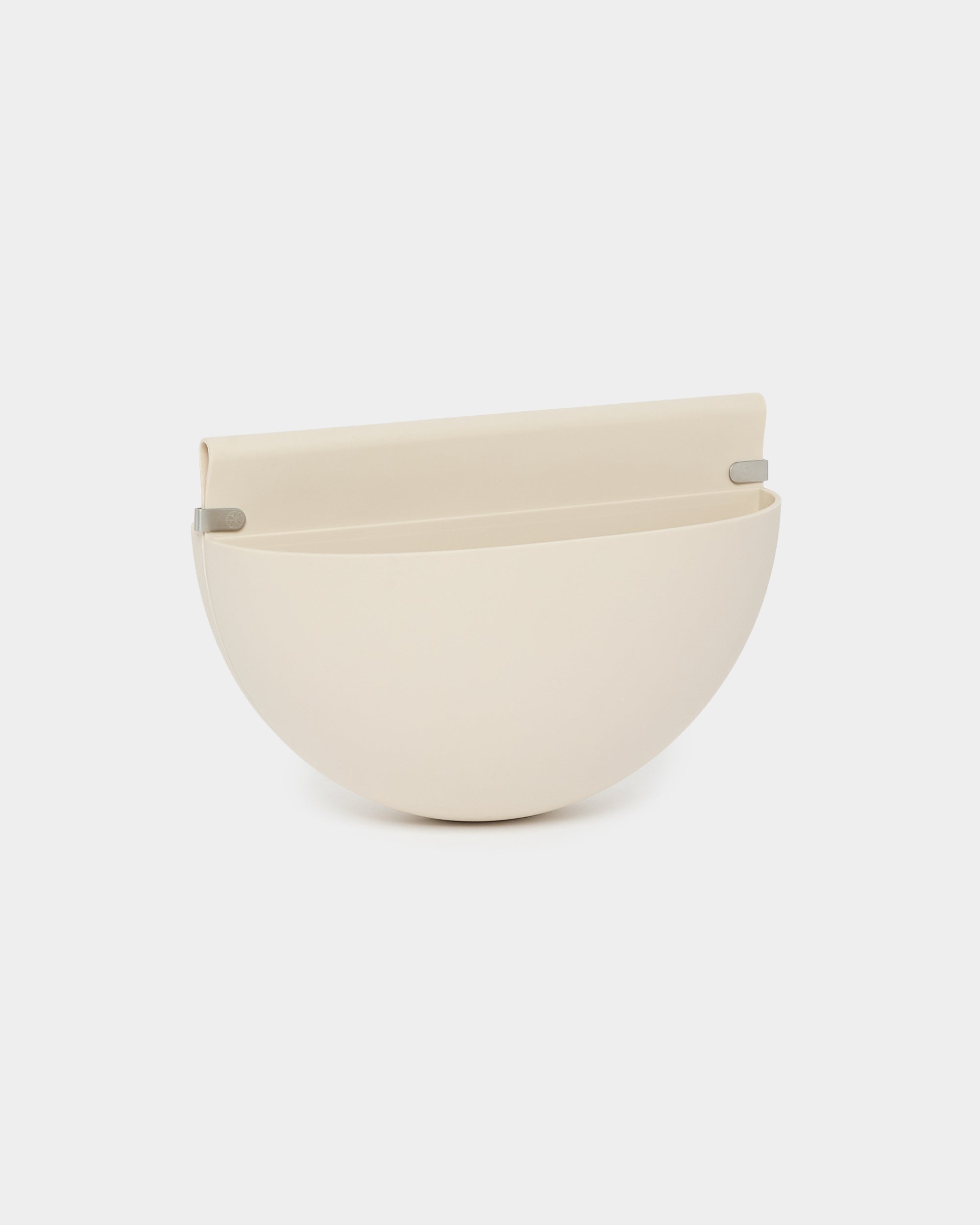 Gro | Soft Pocket / BM2 de WoodUpp, un macetero de pared minimalista beige de 4 l en color claro, con acabado liso y bolsillo reutilizable de TPV, diseñado para complementar los paneles acústicos.