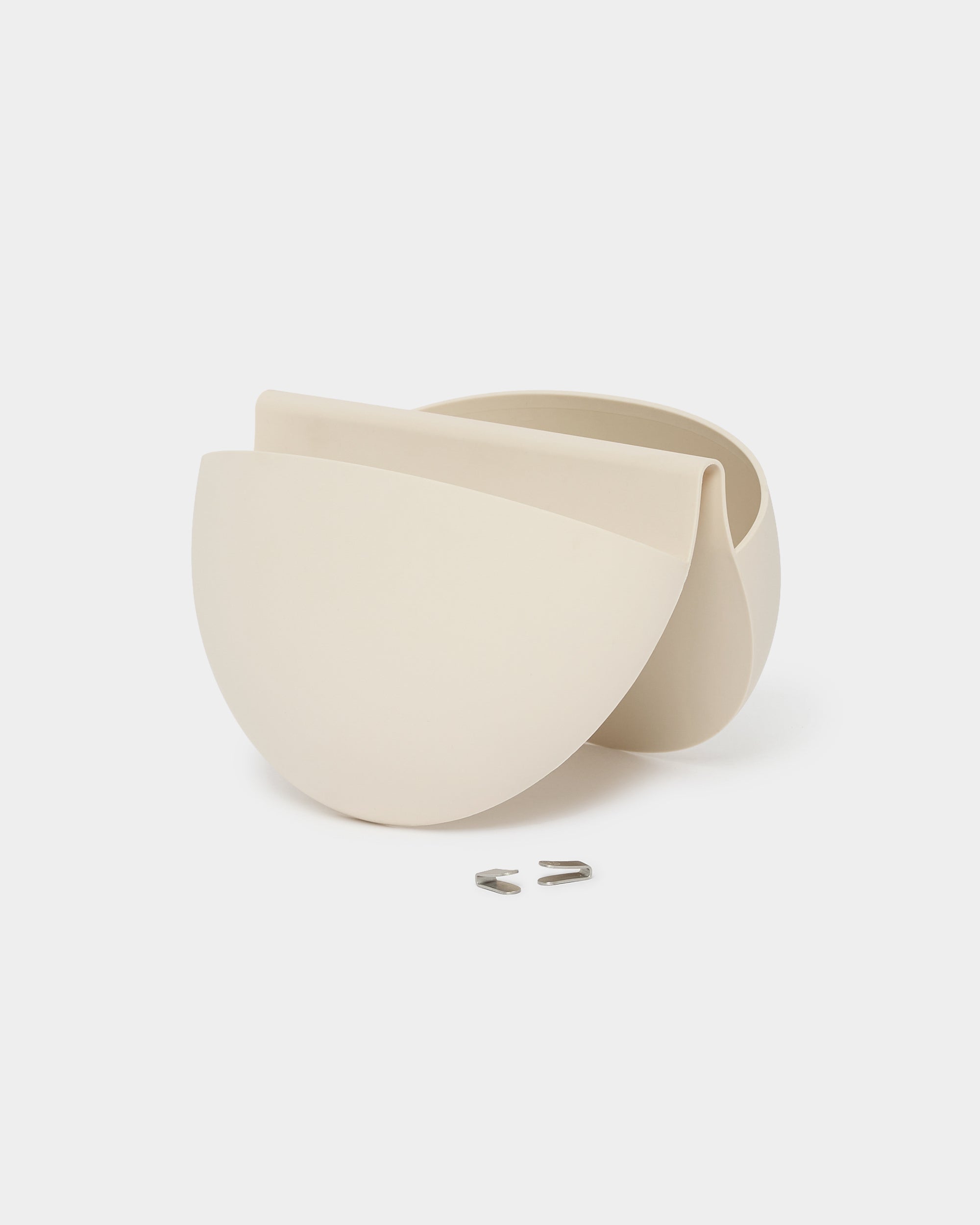 Gro | Soft Pocket / BM2 de WoodUpp es un macetero de pared semicircular de 4 l en color claro beige, con un diseño moderno y un bolsillo de plantación reutilizable de TPV, compatible con Akupanel.