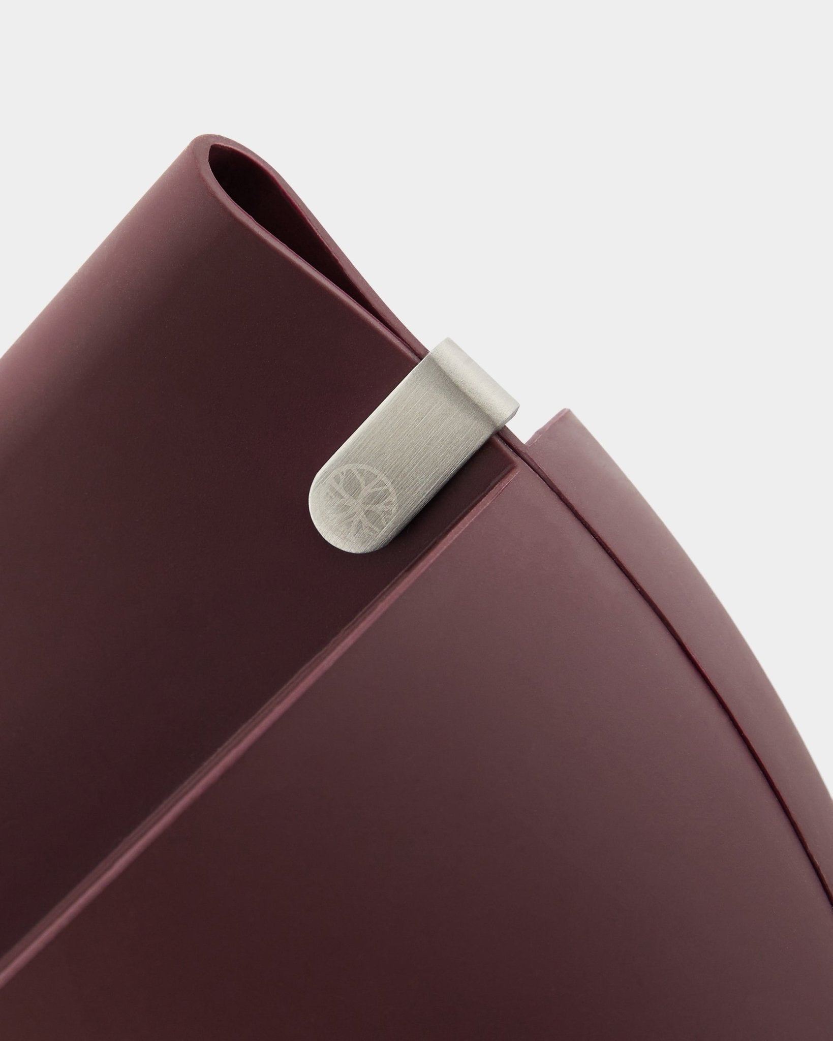 Primer plano de la jardinera WoodUpp Gro Soft Pocket BM2 en Ox Red, con capacidad de 4 L, clip metálico plateado y logotipo grabado, sobre un fondo blanco liso.