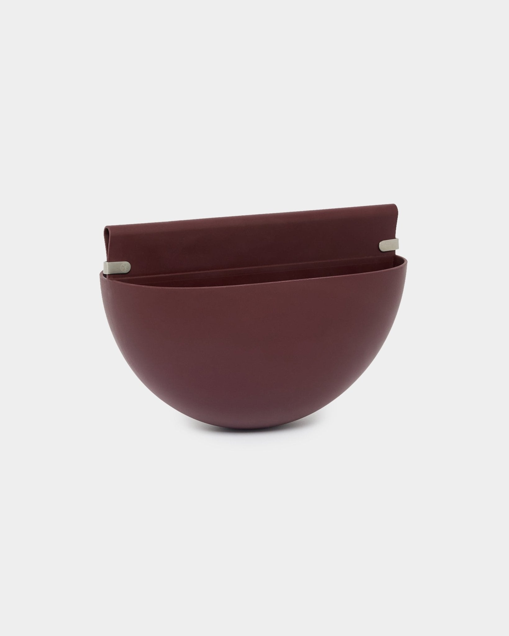 Jardinera colgante WoodUpp Gro Soft Pocket / BM2 en Ox Red, con capacidad de 4 L, diseño de media esfera, parte trasera plana y dos soportes metálicos para montarla en paneles acústicos.