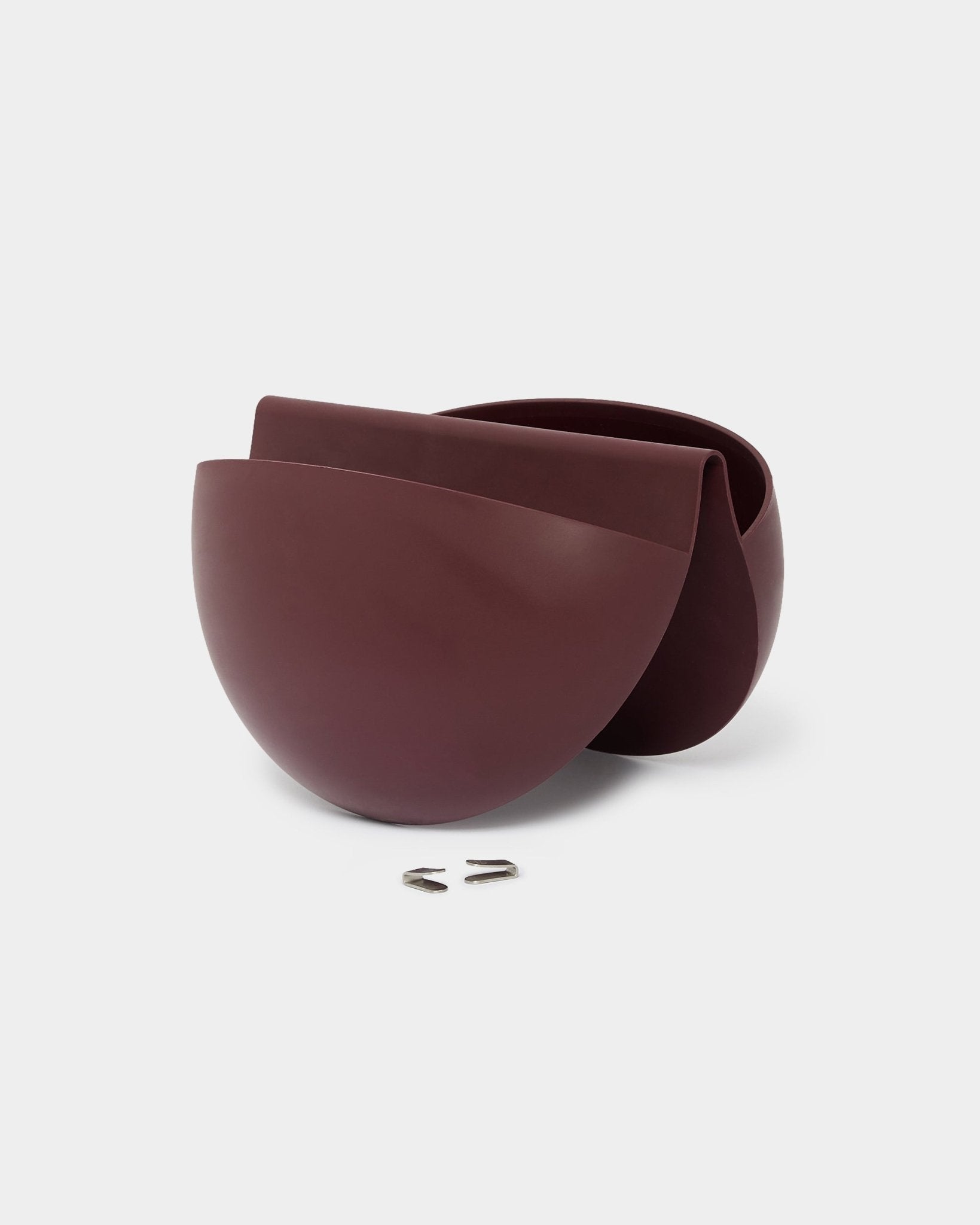 Dos jardineras WoodUpp Gro Soft Pocket BM2 en Ox Red, con capacidad de 4 L, están colocadas una al lado de la otra y cada una cuenta con un gancho metálico de pared para montarla en paneles acústicos.