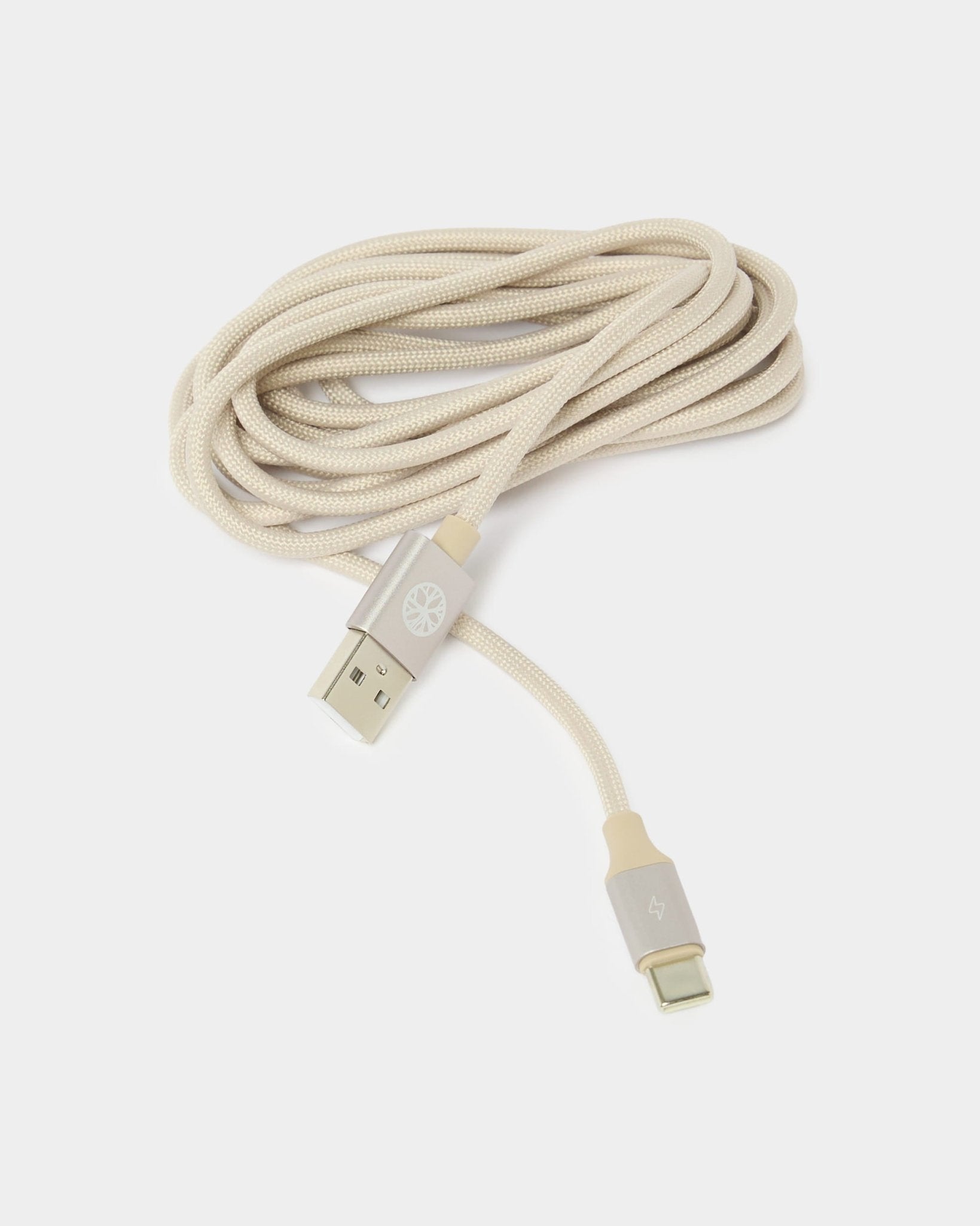 Un cable de carga trenzado de color beige, de USB-A a USB-C, para la lámpara LED portátil WoodUpp Vala, enrollado sobre un fondo blanco.