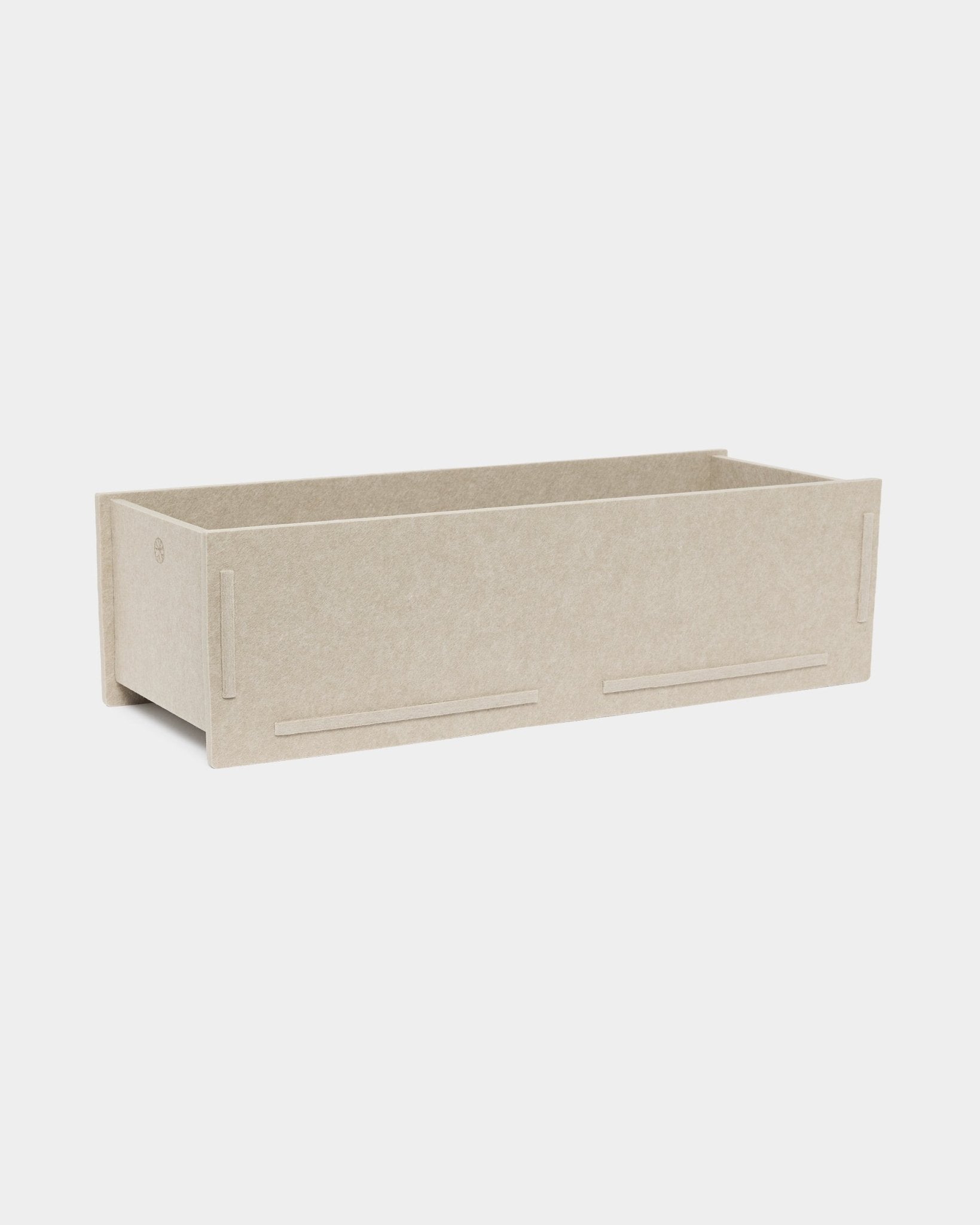WoodUpp Vigg Felt Box BM2 en beige, un accesorio de almacenaje en paquete plano fabricado en resistente fieltro PET, diseñado para complementar los paneles acústicos de madera Akupanel.