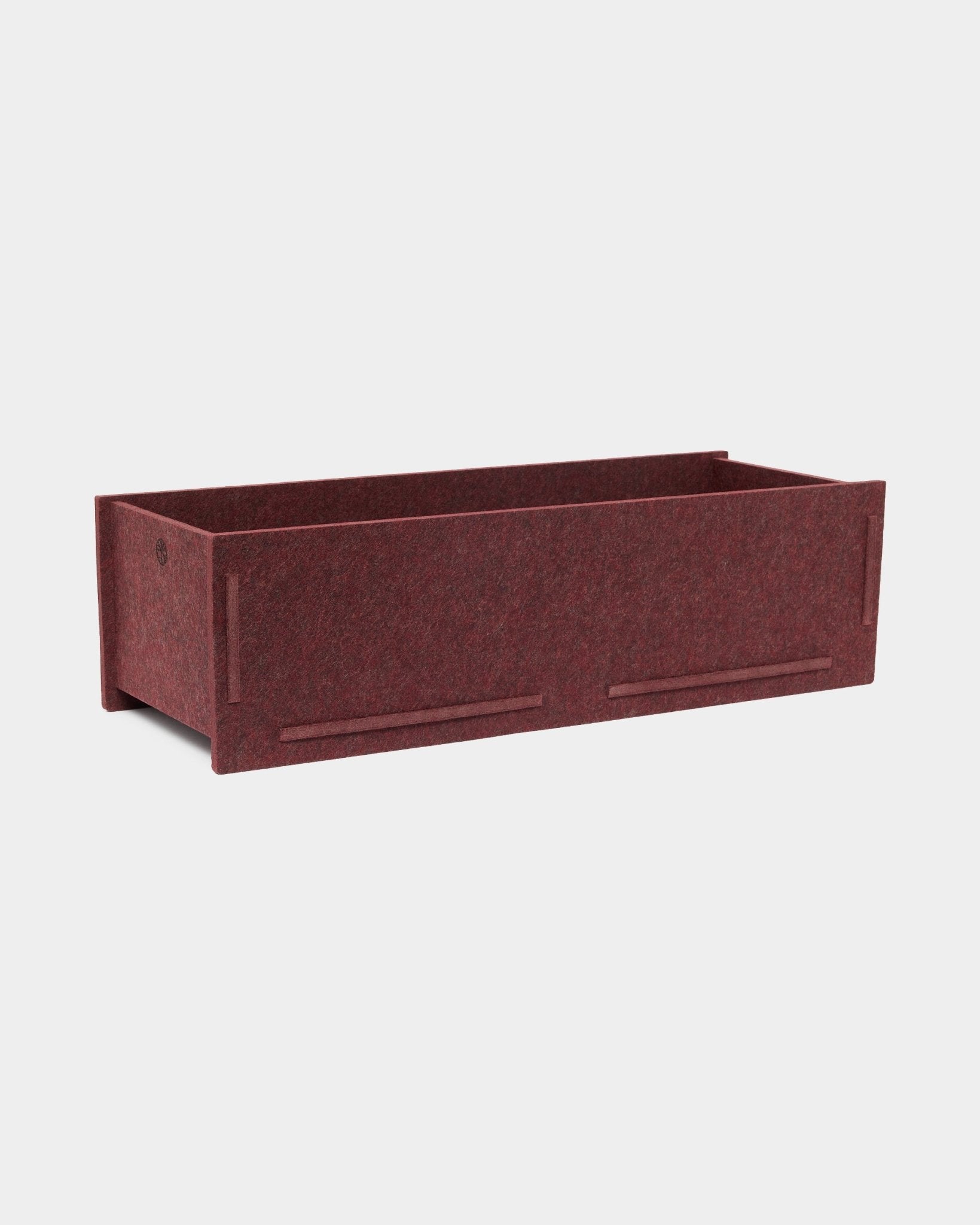 Caja de almacenaje rectangular de fieltro PET ox red, The Vigg | Felt Box / BM2 de WoodUpp, con parte superior abierta y costuras visibles; diseñada como accesorio para Akupanel.