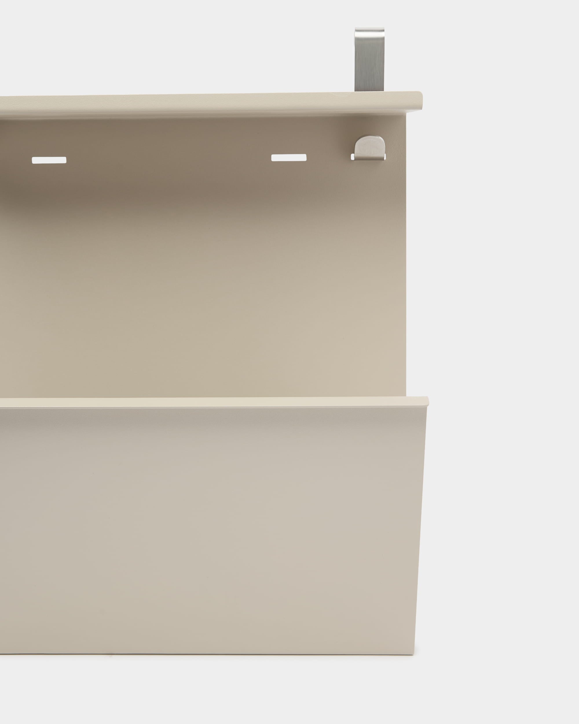 Nell Shoe Storage de WoodUpp es un organizador de pared beige steel con estante, ranuras y gancho para guardar zapatos u organizar objetos de small.