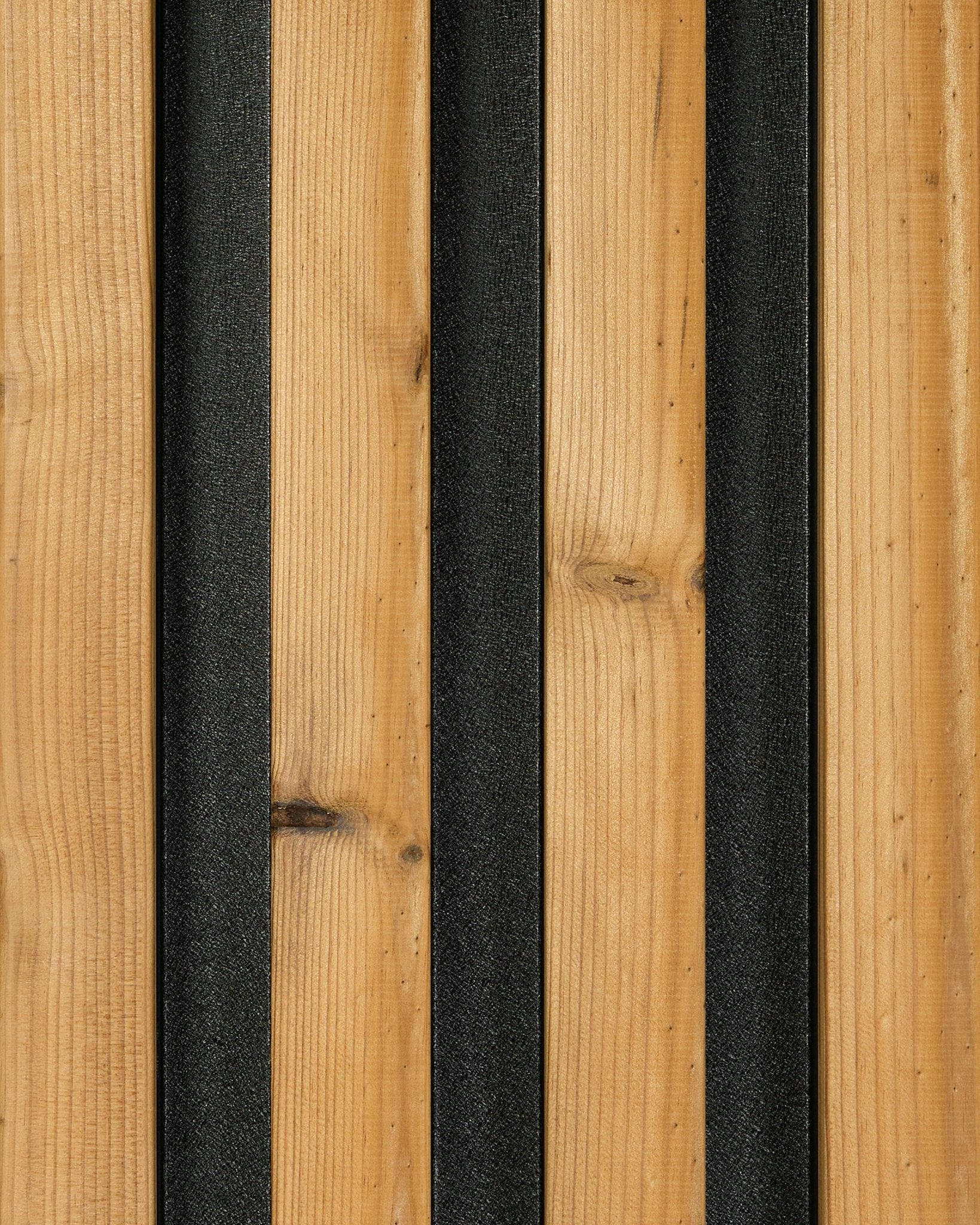 Muestra de panel de fachada Aluwood en brown (45.7 x 27 cm) de WoodUpp, con tablones con veta de madera vertical y tiras black que crean un diseño moderno de líneas.