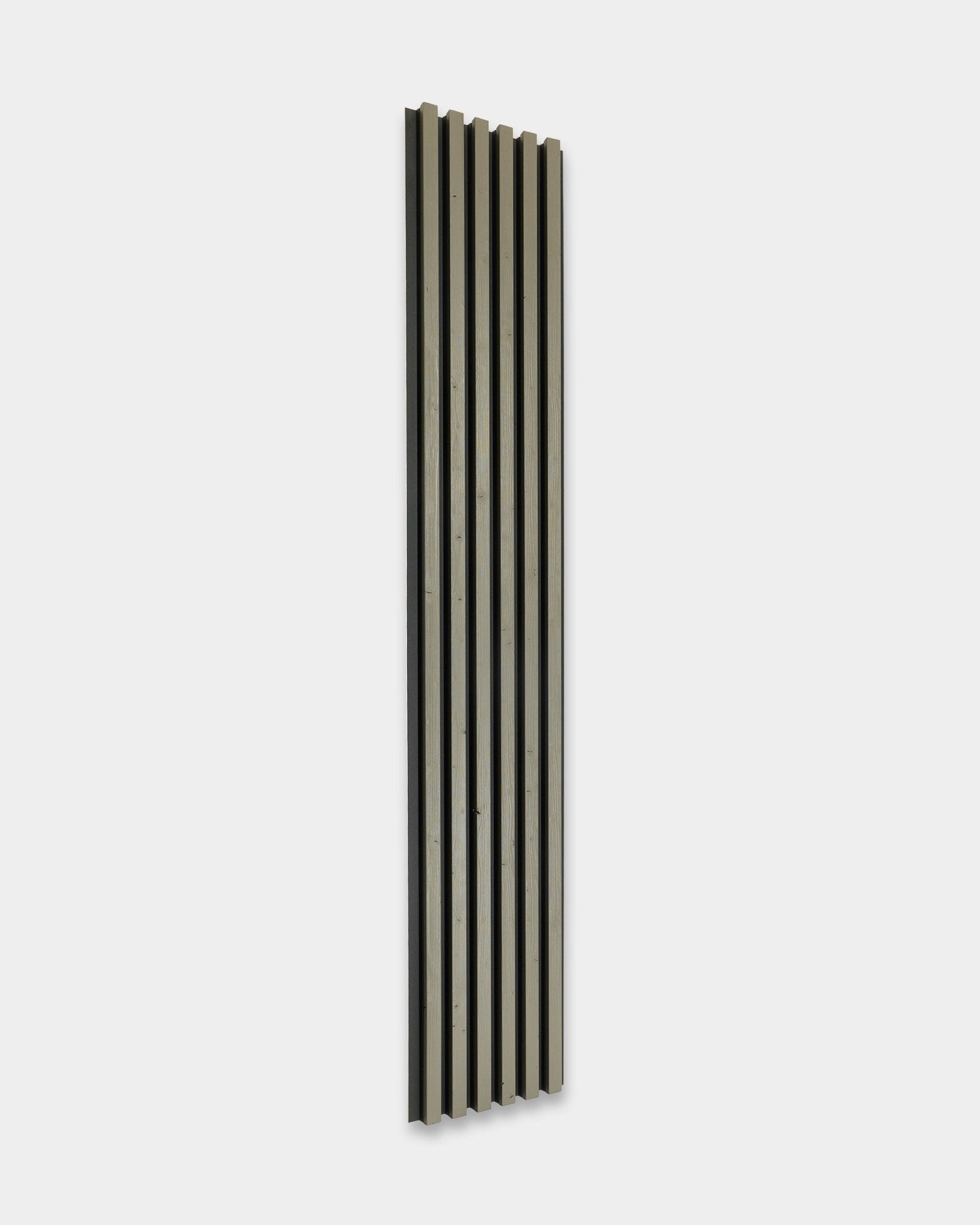 Panel de fachada WoodUpp Aluwood en grey, 240 x 45.1 cm, con lamas alternadas de abeto nórdico tratado térmicamente en grey y black para instalación exterior.