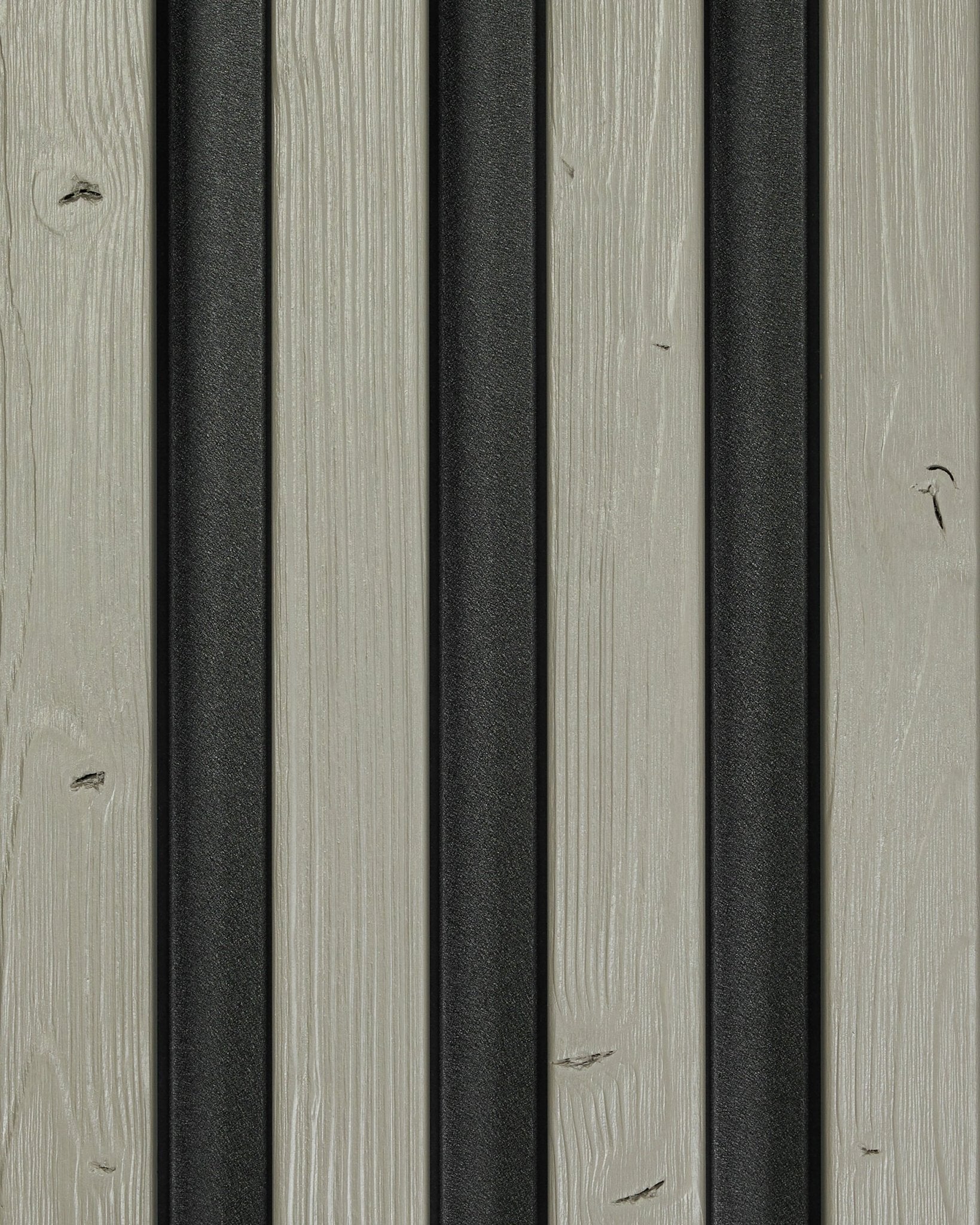 Muestra Aluwood Grey (45.7 x 27 cm), panel de fachada de WoodUpp; lamas de madera grises con tiras metálicas vertical black crean una superficie exterior moderna y con textura.