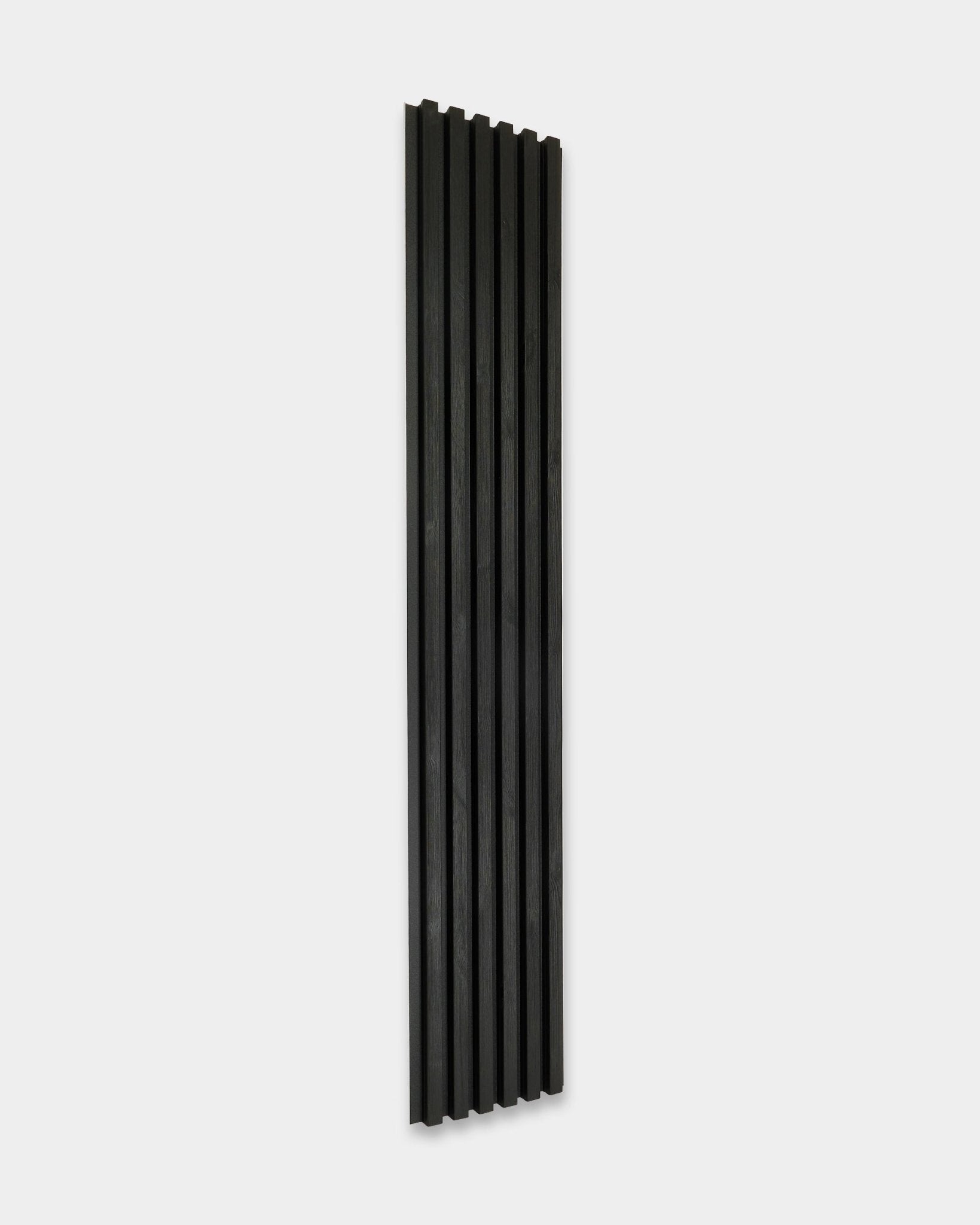 El panel de fachada exterior Aluwood de WoodUpp, black, de 240 x 45,1 cm, presenta ranuras vertical y destaca sobre un fondo liso gris claro.