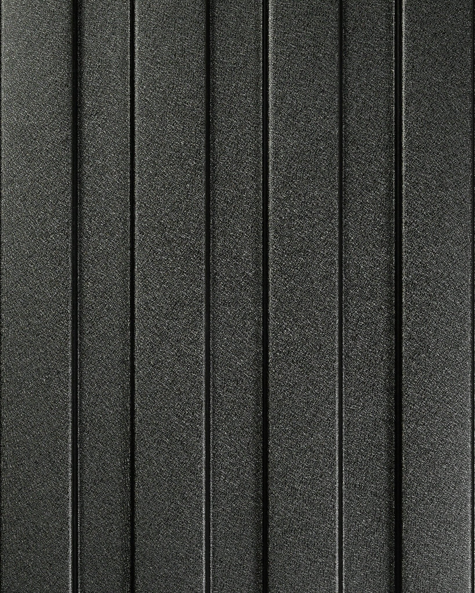 Primer plano del panel de fachada WoodUpp Aluwood, 240 x 45,1 cm, con superficie texturizada en gris oscuro y vertical franjas en relieve espaciadas de forma uniforme para uso exterior.