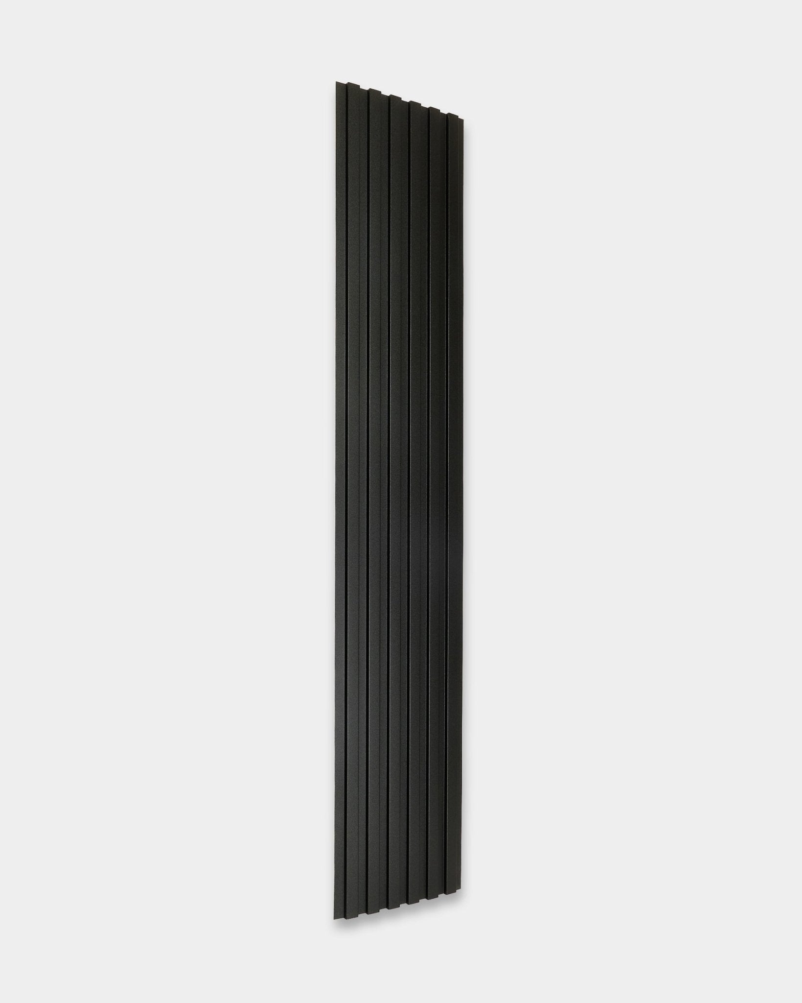 Panel de fachada exterior Aluwood de WoodUpp, 240 x 45.1 cm, alto y estrecho, con relieves vertical black, presentado sobre un fondo blanco liso.