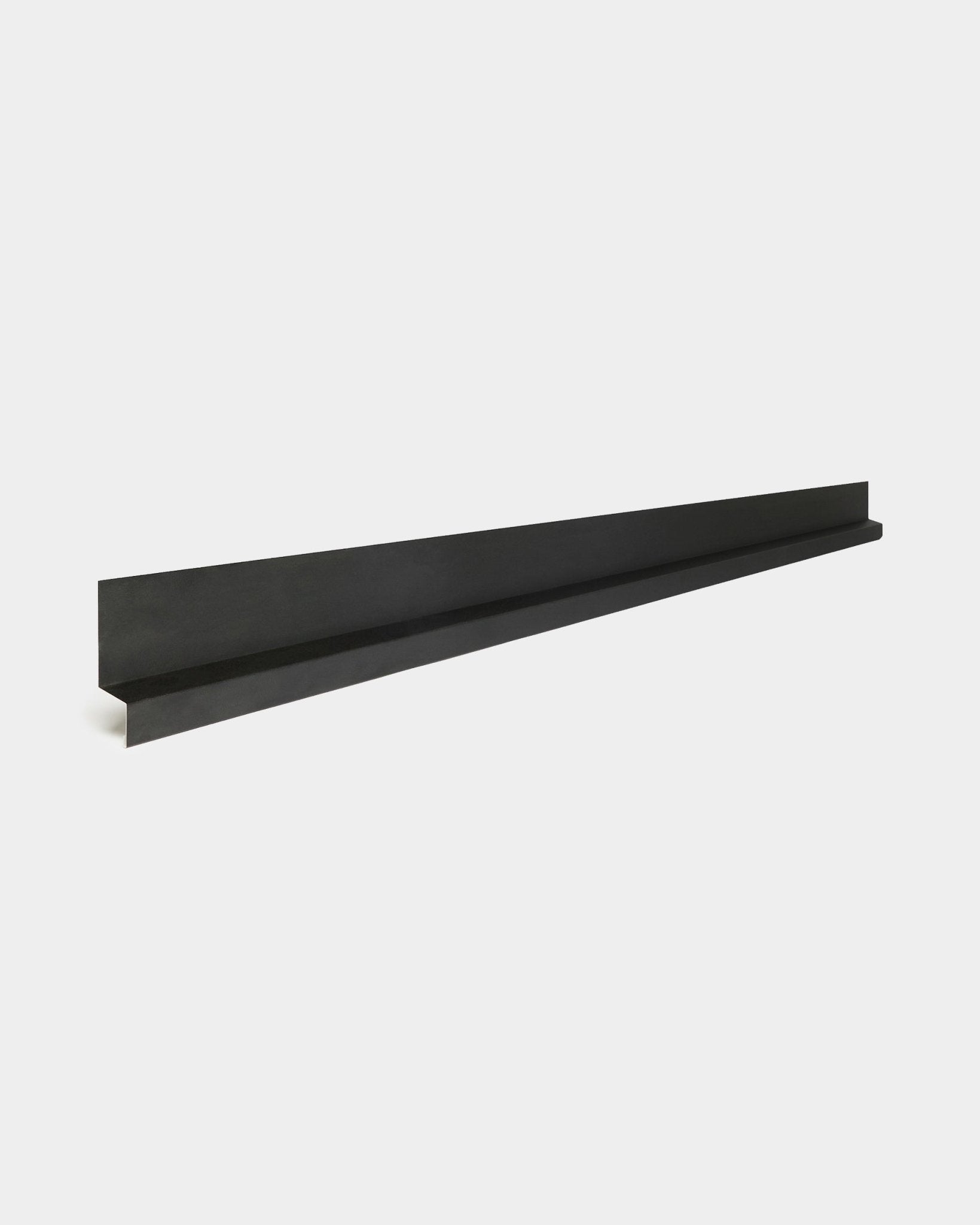 WoodUpp Aluwood Bottom, 240 cm: un accesorio largo y minimalista para paneles de fachada black, con un perfil estrecho de aluminio con recubrimiento en polvo para instalación en exteriores.