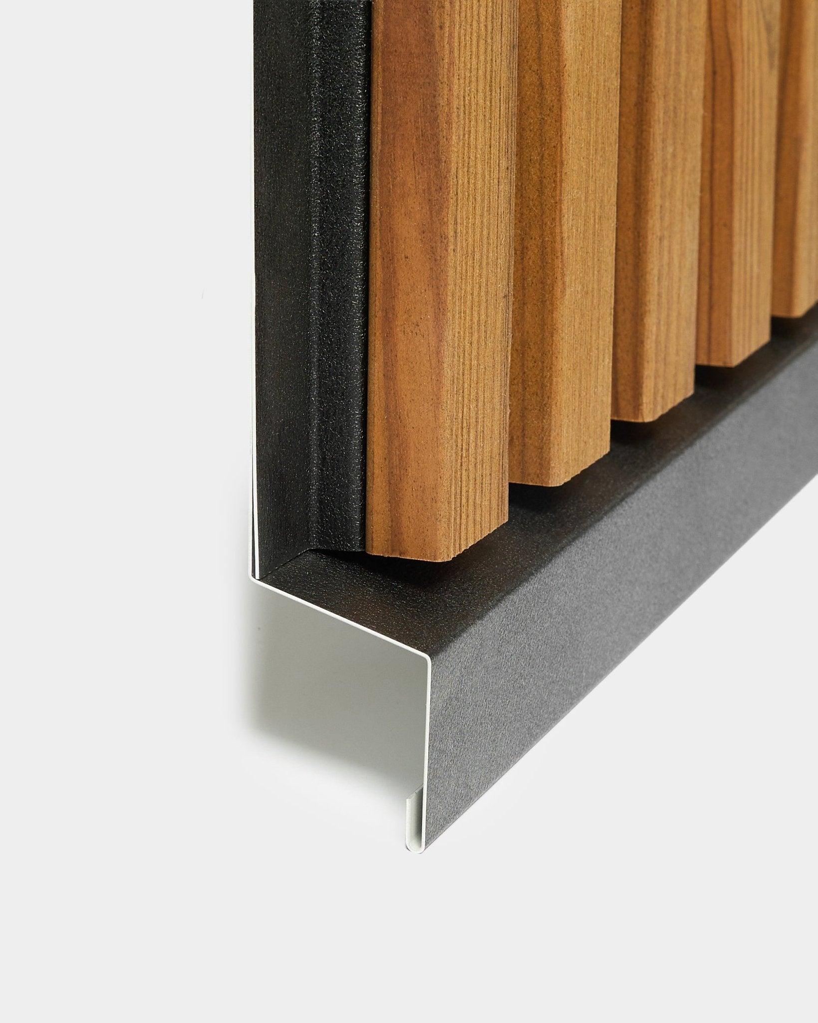 Vista detallada de un panel de fachada WoodUpp Aluwood de 240 cm con lamas de madera vertical y remate metálico black, parte de la colección nórdica para exteriores.