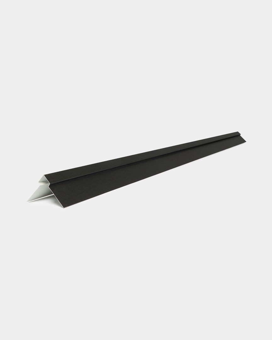 Esquina exterior WoodUpp Aluwood de 240 cm: perfil triangular de panel de fachada de aluminio black con cara inferior blanca, mostrado sobre un fondo blanco liso.