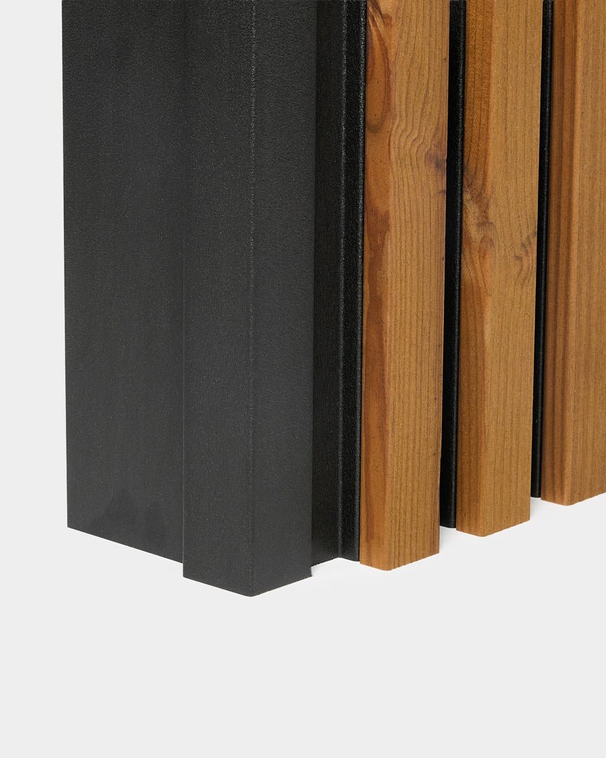 Primer plano del panel de fachada para esquina exterior WoodUpp Aluwood, 240 cm, con lamas de madera vertical y paneles metálicos black sobre un fondo blanco.