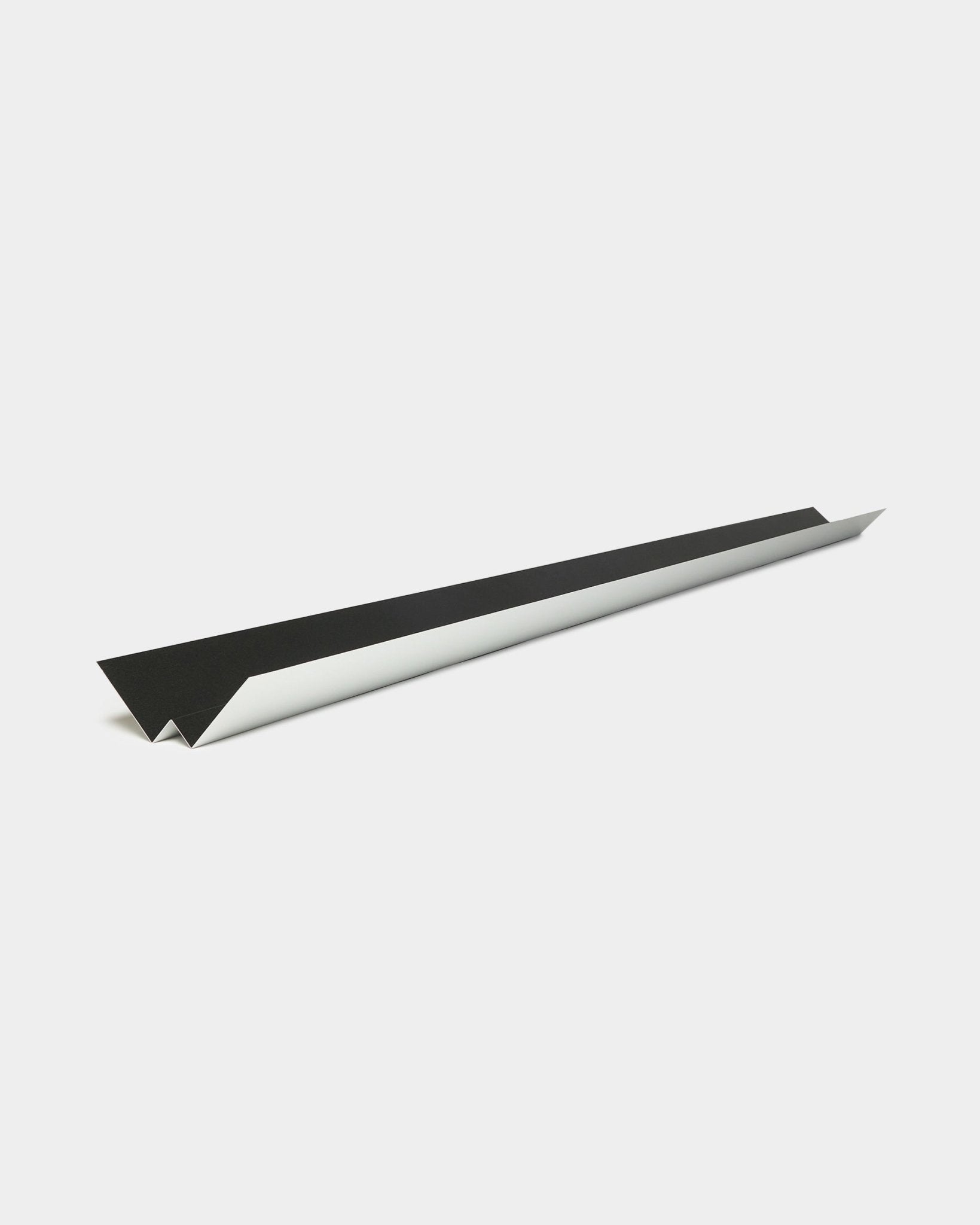 Diseño minimalista de black y avión de papel blanco que remite a las líneas depuradas y al perfil geométrico del panel de fachada Aluwood Inside Corner de WoodUpp, 240 cm.
