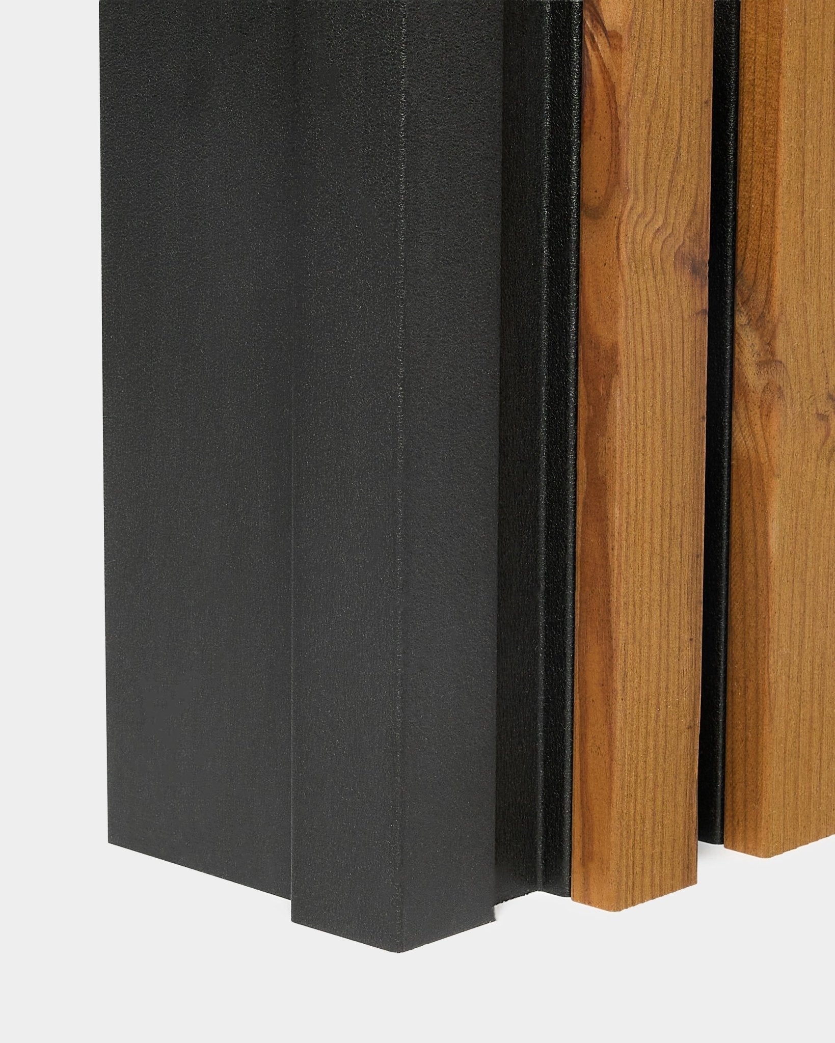 Panel de fachada Aluwood Inside Corner, 240 cm, con black y acabado con recubrimiento en polvo efecto veta de madera, presentado sobre un fondo blanco liso.