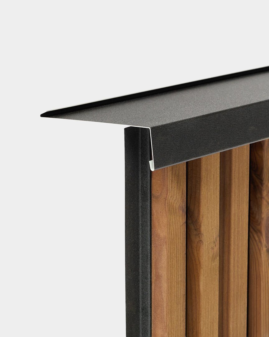 Alféizar para panel de fachada WoodUpp Aluwood de 240 cm, con una tapa de black con recubrimiento en polvo, diseñada para proteger las vallas exteriores de lamas de madera frente a la entrada de agua.