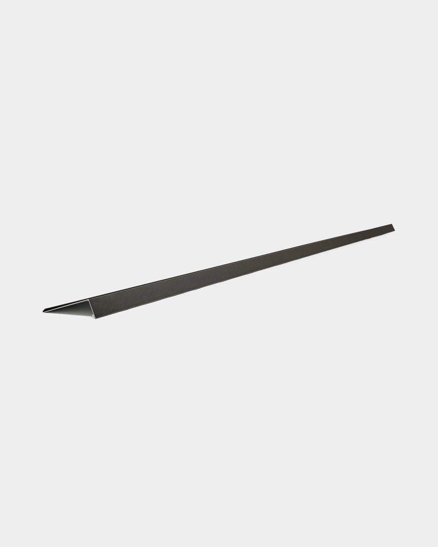 Alféizar WoodUpp Aluwood de 240 cm, panel de fachada de aluminio con recubrimiento en polvo y perfil triangular, presentado sobre fondo blanco.