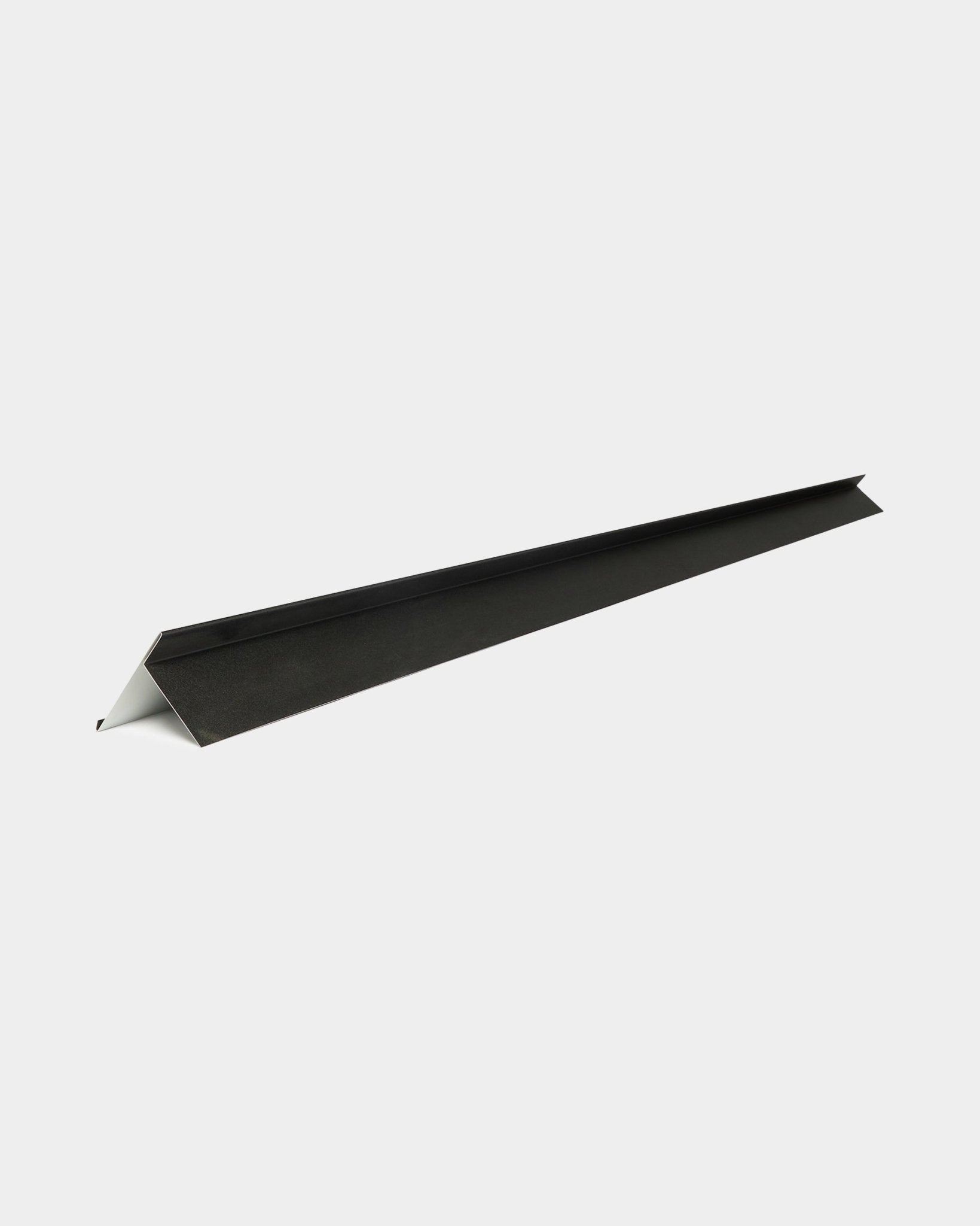 Perfil de borde de cobertura WoodUpp Aluwood, 240 cm, de aluminio black con parte inferior blanca, orientado en diagonal sobre un fondo blanco. Para paneles de fachada de exterior.