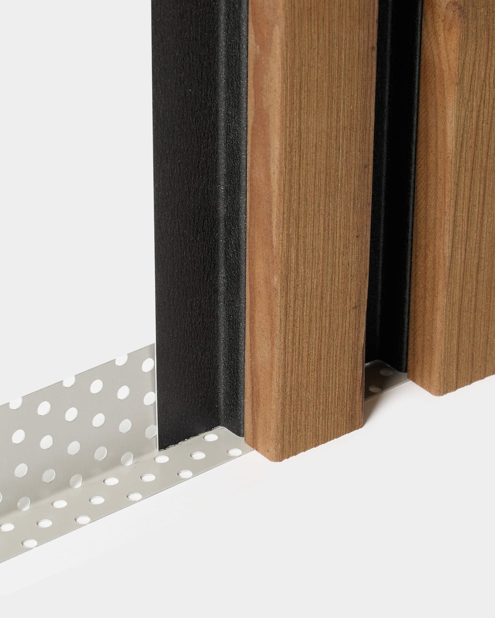 Primer plano de una instalación WoodUpp Aluwood: malla antiinsectos de 240 cm junto a lamas de fachada de madera vertical y un panel black sobre fondo blanco.