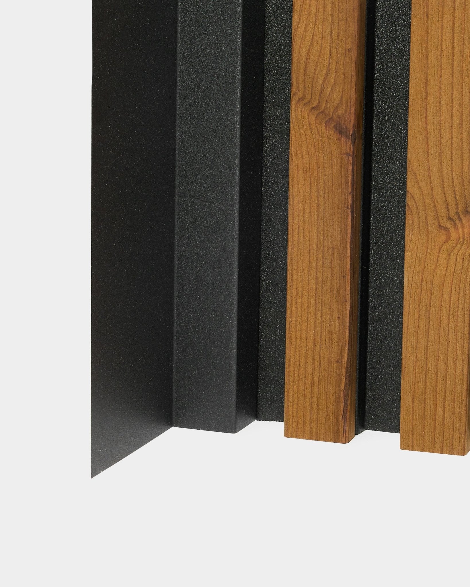 Primer plano de la instalación del panel de fachada WoodUpp Aluwood, con vertical black y lamas de madera con un perfil angular final de aluminio de 240 cm.