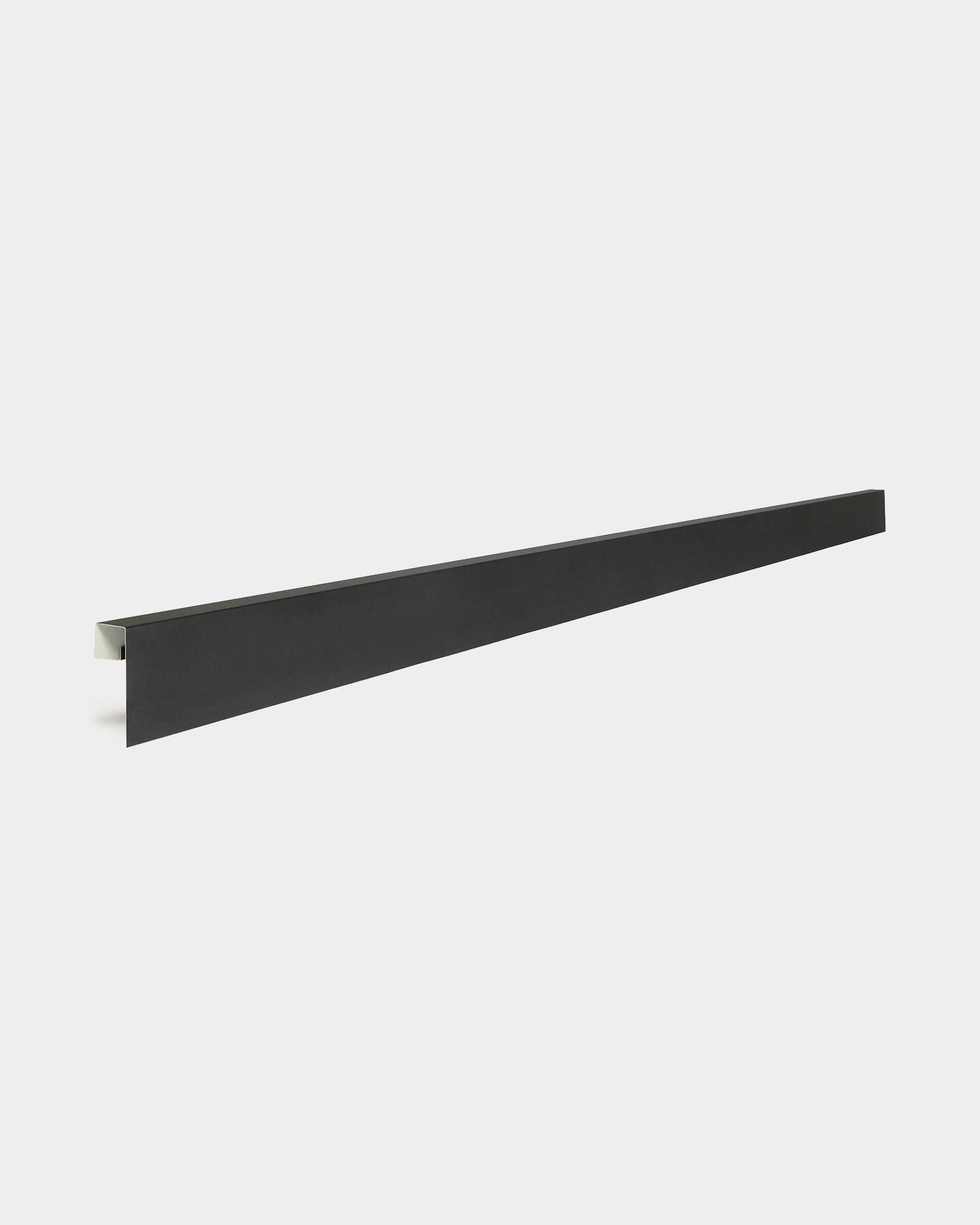 Perfil de aluminio WoodUpp Aluwood de 240 cm black con pliegue en ángulo recto, diseñado para usar con paneles de fachada exterior, ideal para rematar los bordes del revestimiento.