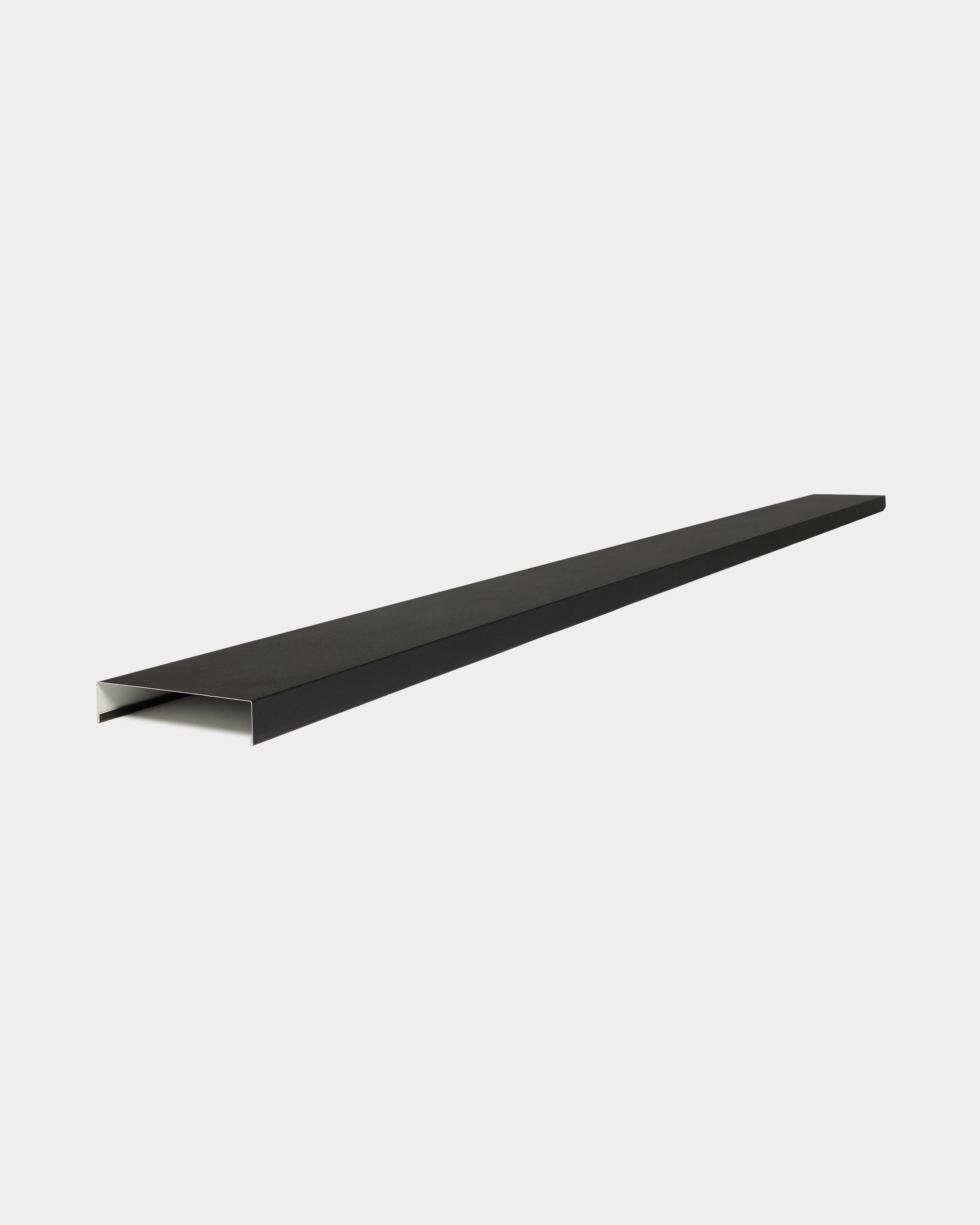 Remate superior de pared para fachada WoodUpp Aluwood Level, 240 cm x 20 cm, de aluminio con recubrimiento en polvo black y base abierta, mostrado sobre un fondo blanco liso.