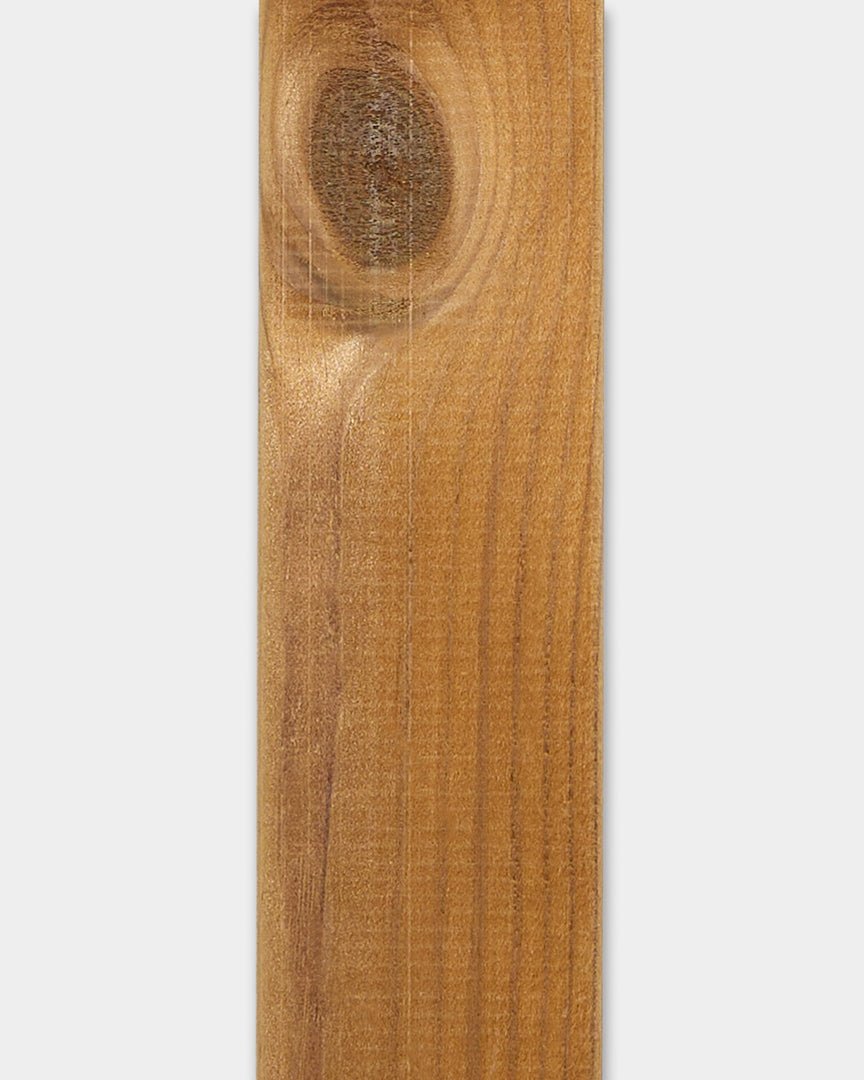 Panel de fachada Aluwood brown de WoodUpp, 240x4x1.8 cm, con nudos visibles y veta natural, presentado sobre un fondo blanco.