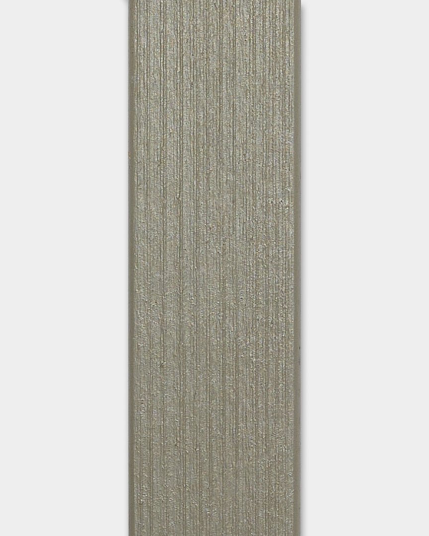 Panel de fachada Lamella WoodUpp Aluwood Grey, 240 x 4 x 1,8 cm, con ranuras vertical y fondo blanco liso, diseñado para la instalación en esquinas exteriores.