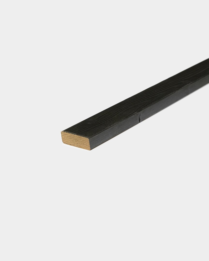 Paneles de fachada WoodUpp Aluwood con acabado black, presentados sobre un fondo blanco liso que resalta su diseño nórdico minimalista.