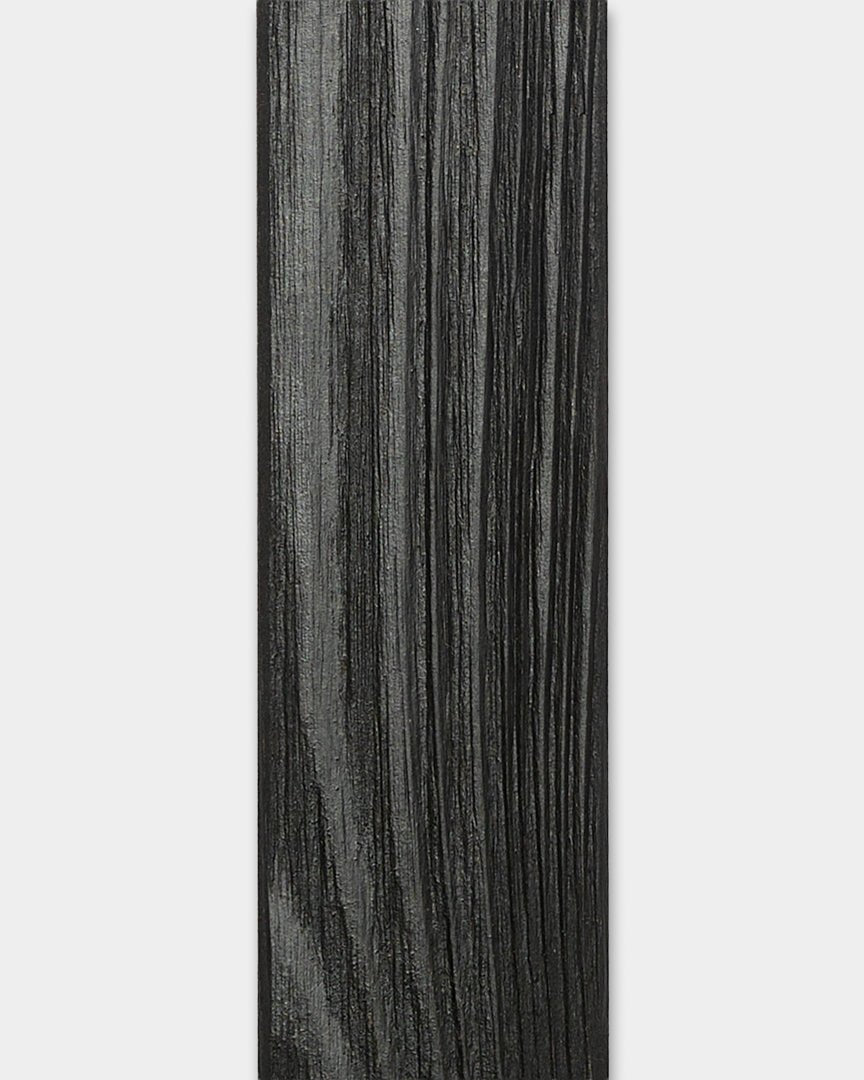 Panel de fachada Lamella WoodUpp Aluwood Black (240 x 4 x 1.8 cm) con acabado texturizado, diseñado para revestir esquinas de paredes exteriores.