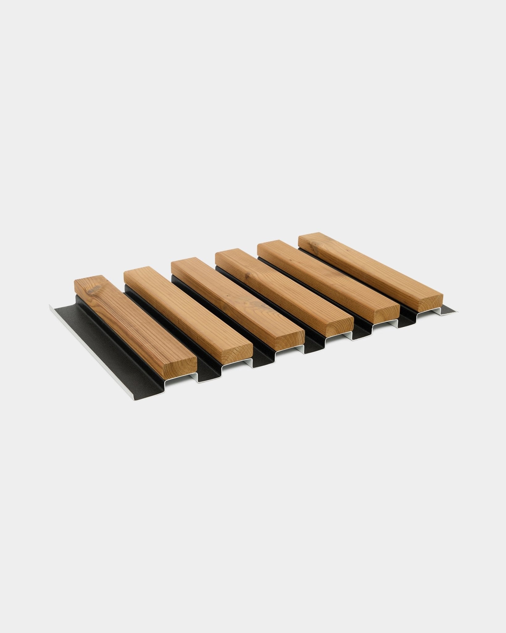 Muestra de panel de fachada Aluwood de WoodUpp, acabado brown, 45,7 x 27 cm, con lamas de madera alternadas y tiras metálicas black sobre un fondo blanco.