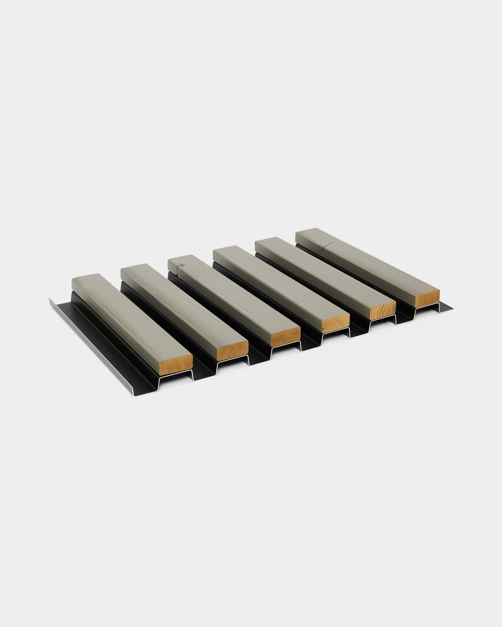 Seis muestras de panel de fachada Aluwood con acabado grey (45,7 x 27 cm) de WoodUpp se muestran sobre soportes metálicos black frente a un fondo gris claro.