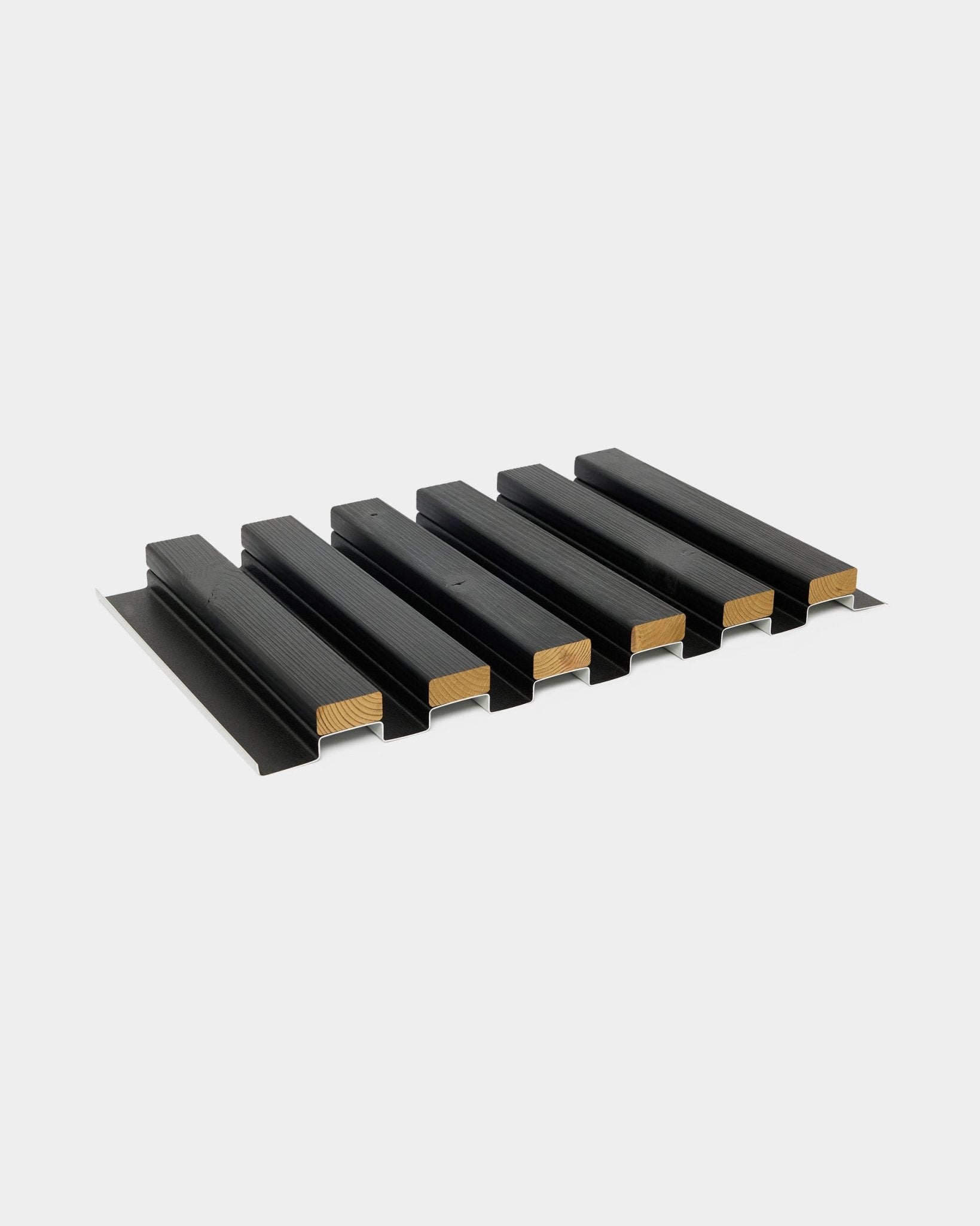 Muestra de panel de fachada Aluwood de WoodUpp con seis lamas de madera colocadas en canales metálicos black, de 45,7 x 27 cm, sobre un fondo gris claro.