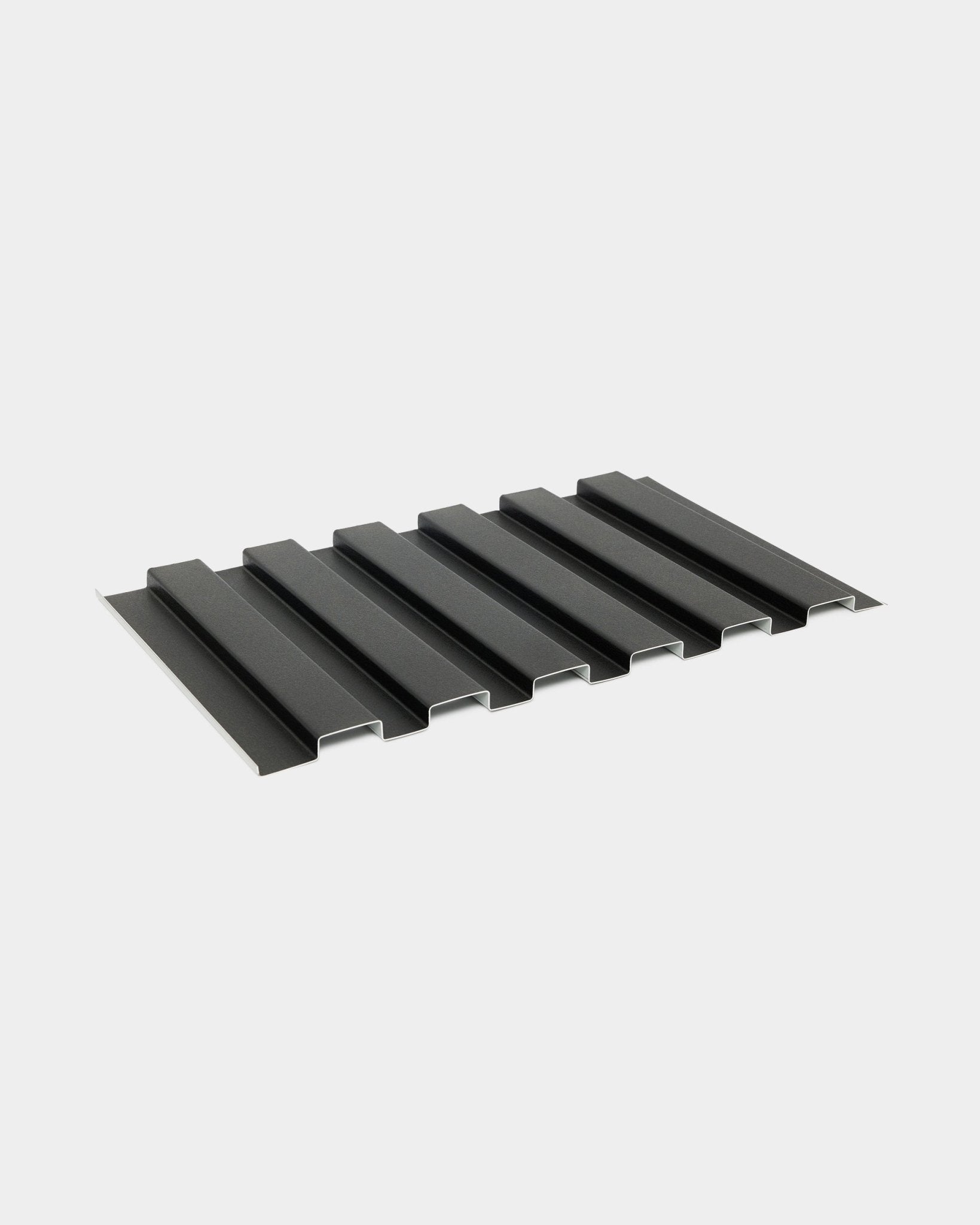 Muestra de panel de fachada exterior Aluwood de WoodUpp, estilo liso en aluminio black, 45,7 x 27 cm, con un diseño ondulado acanalado sobre un fondo blanco.