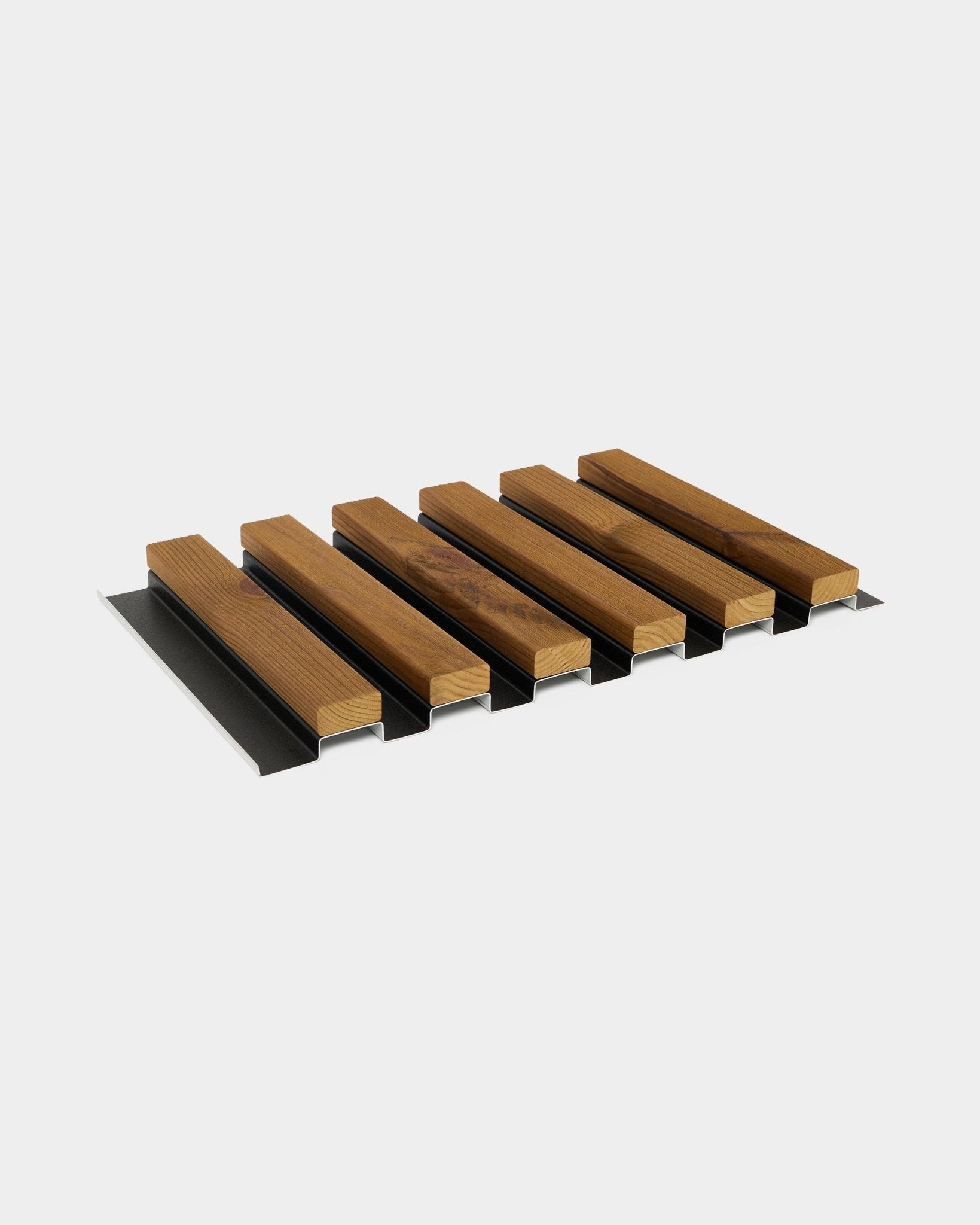 Muestra de panel de fachada Aluwood de WoodUpp en brown aceitado (45,7 x 27 cm), con lamas de madera alternadas y tiras black para el rendimiento acústico.