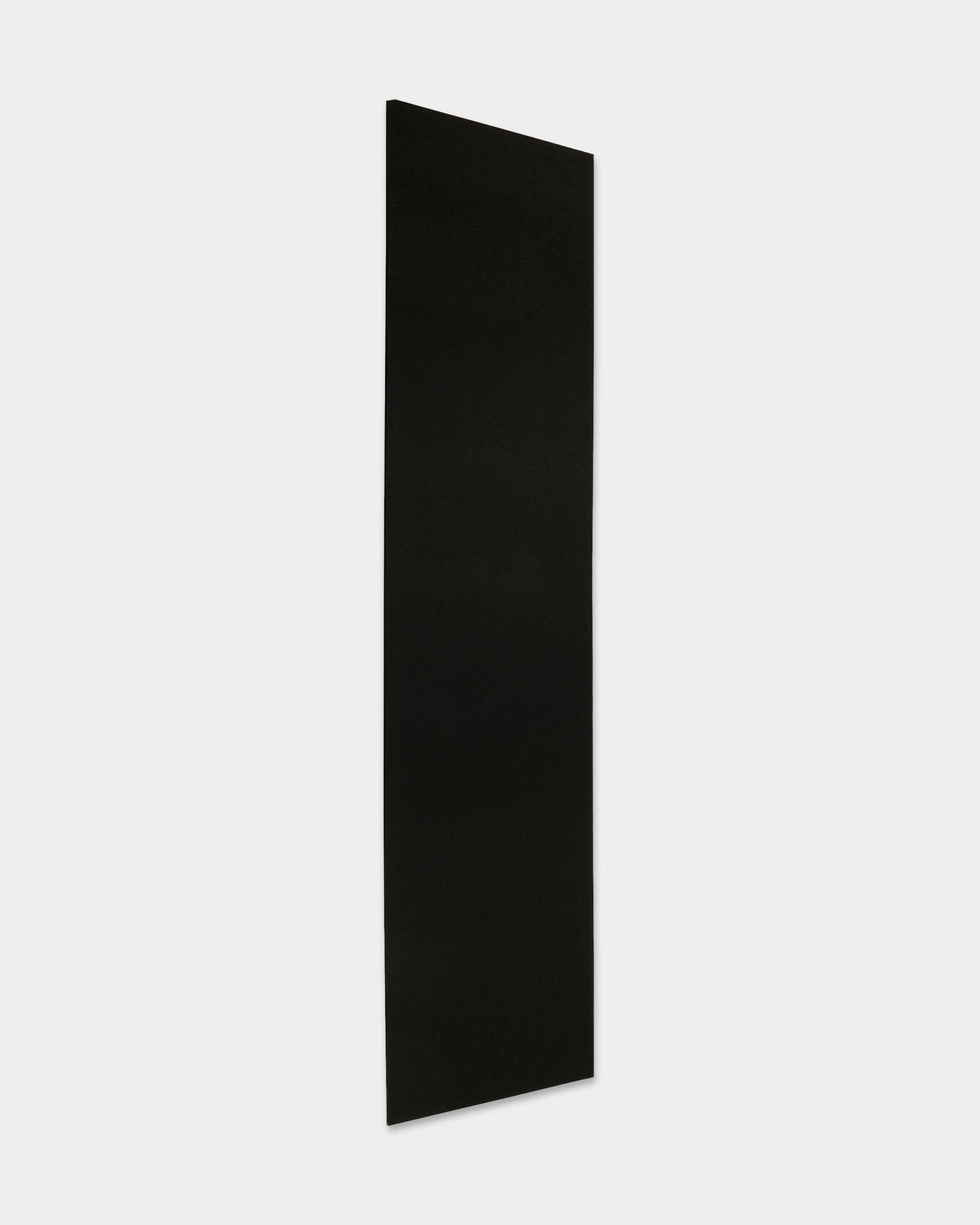 WoodUpp Akupanel Panel acústico con acabado de fieltro/Black (240,1 x 59,8 cm) se presenta en posición vertical sobre un fondo blanco liso, mostrando su diseño nórdico minimalista.