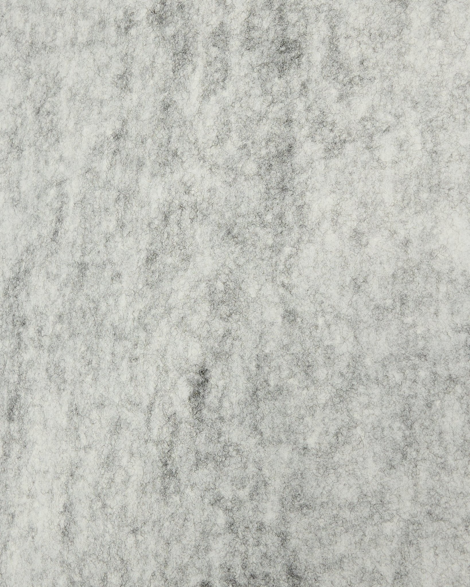 Detalle del accesorio de instalación WoodUpp Akupanel en fieltro grey, de 240.1 x 59.8 cm, con una superficie texturizada y marmoleada hecha de material acústico de plástico reciclado.