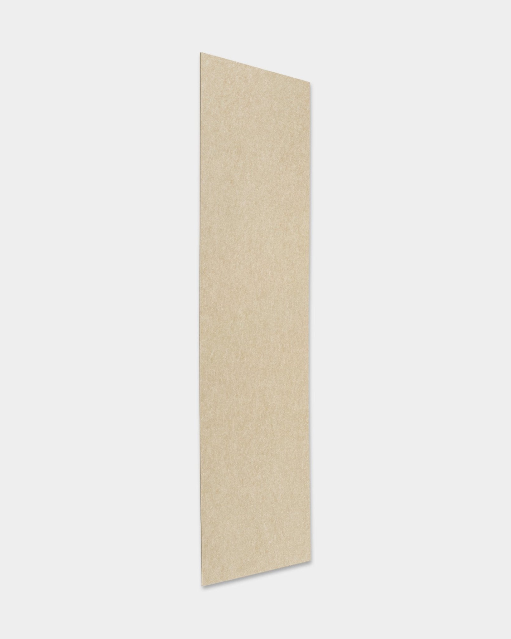Panel acústico de madera WoodUpp Akupanel con acabado en fieltro/beige (240.1 x 59.8 cm), montado en vertical sobre un fondo liso gris claro.