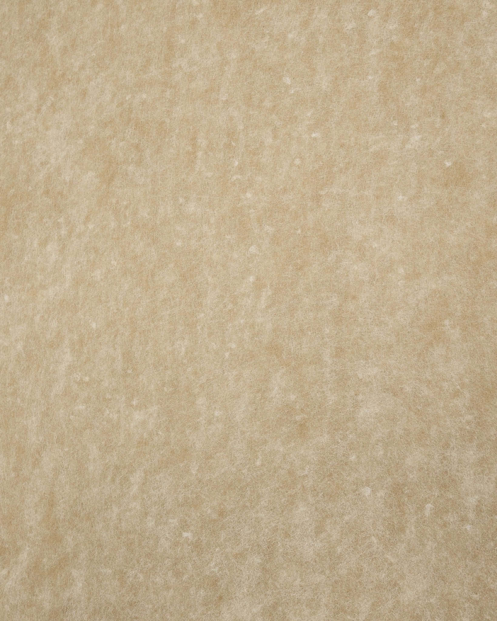 Primer plano del fieltro acústico WoodUpp en beige (240.1 x 59.8 cm), que resalta su textura sutil, adecuado para sustituir Akupanel o para instalaciones acústicas.