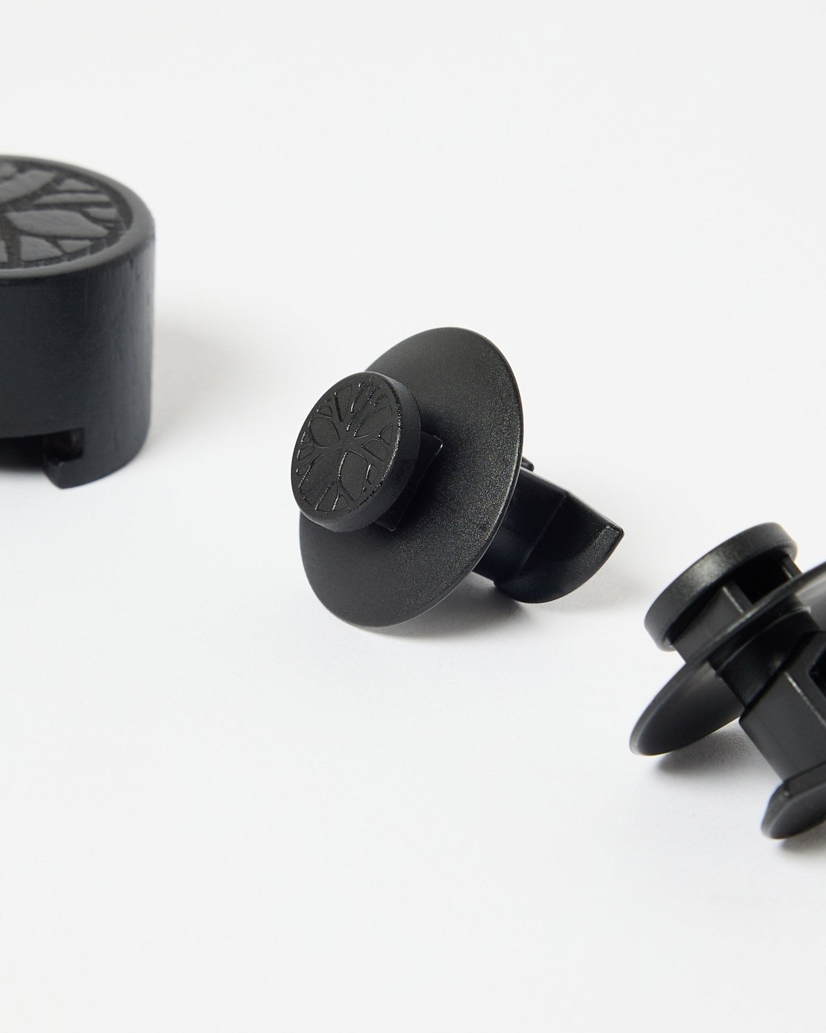 Set de 3 soportes de nailon black con parte superior circular y herramienta de instalación, diseñados para montar paneles acústicos o paneles de lamas de WoodUpp.